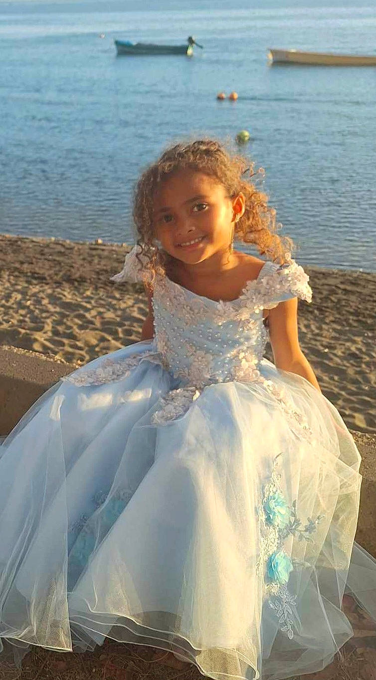 Kyara a rejoint le concours — aidez-le/la à gagner de superbes lots ! azure, beach, bridal_accessory, bridal_clothing, bridal_party_dress, dress, event, fashion_design, flash_photography, formal_wear, fun, gown, hairstyle, happy, head, joy, long_hair, person, shoulder, smile