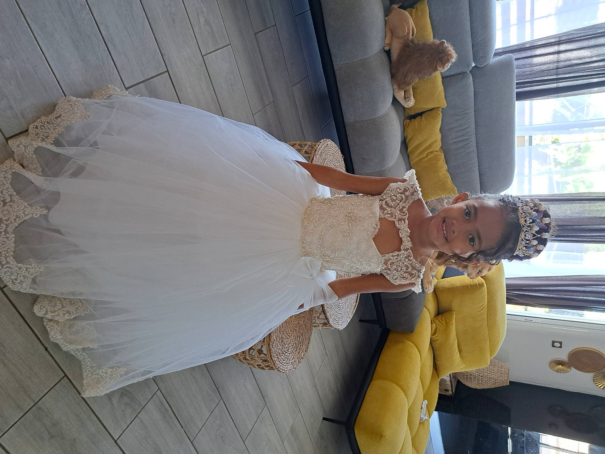 Kyara a rejoint le concours — aidez-le/la à gagner de superbes lots ! arm, bridal_accessory, bridal_clothing, bridal_party_dress, bride, dress, embellishment, event, fashion_accessory, fashion_design, flooring, formal_wear, gown, human_body, joy, person, ruffle, umbrella, waist, wedding_dress