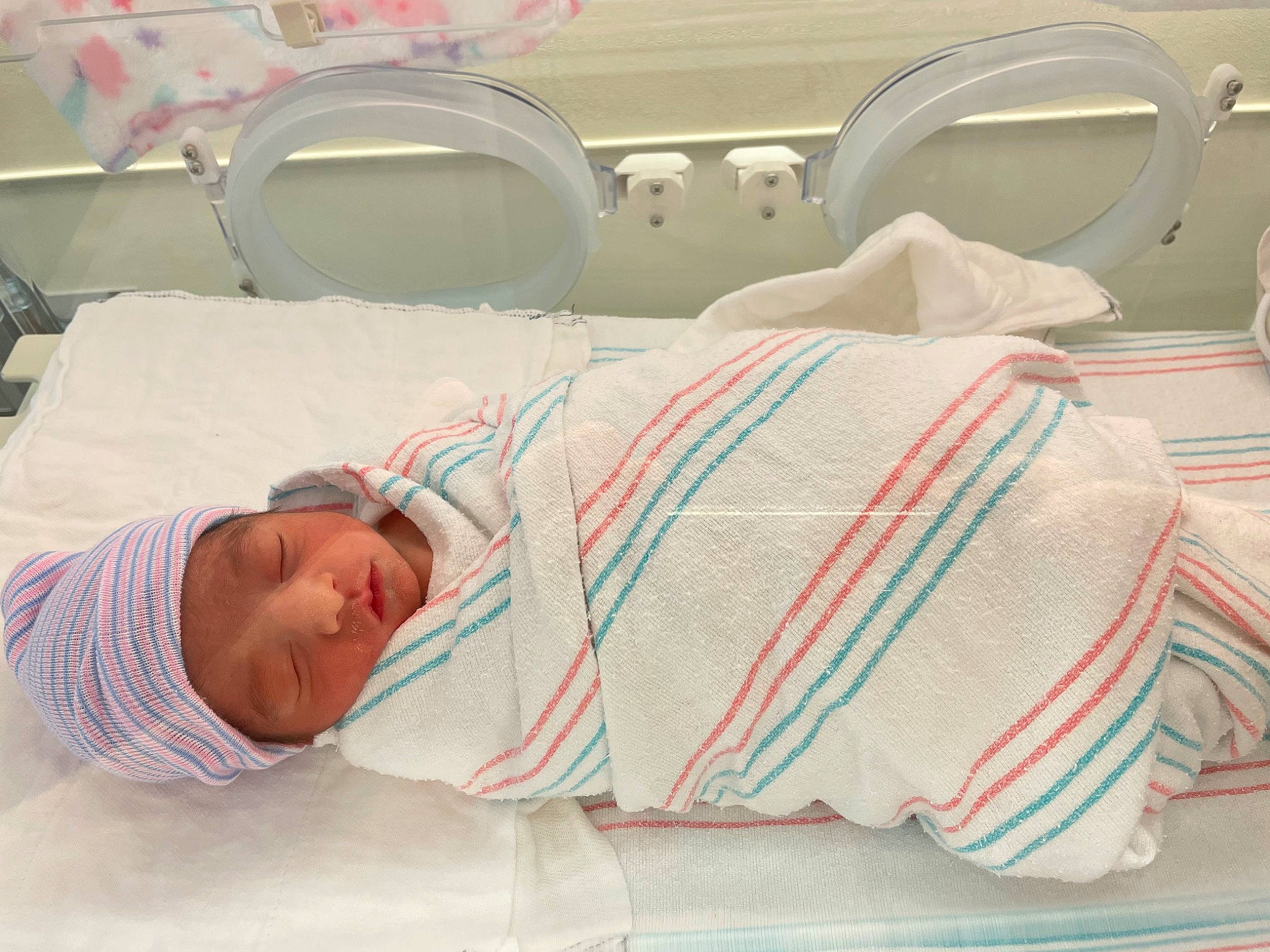 Isabella is registered to the contest to win money with this photo: baby, bed, bed_sheet, bedding, bedtime, child, childbirth, comfort, event, headwear, health_care, hospital, hospital_bed, linens, medical, medical_equipment, nap, patient, person, room