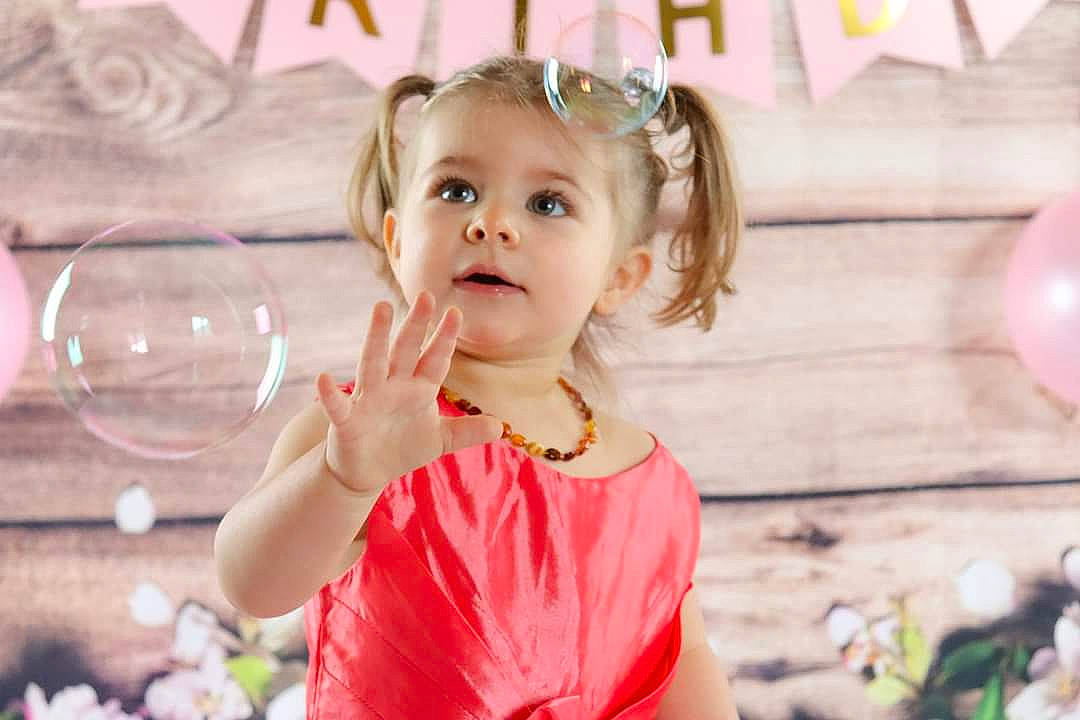 Léana a rejoint le concours — aidez-le/la à gagner de superbes lots ! baby_toddler_clothing, blond, child, dress, event, eyelash, fashion, fun, gesture, hairstyle, happy, headpiece, iris, jewellery, leisure, magenta, person, pink, skin, toddler