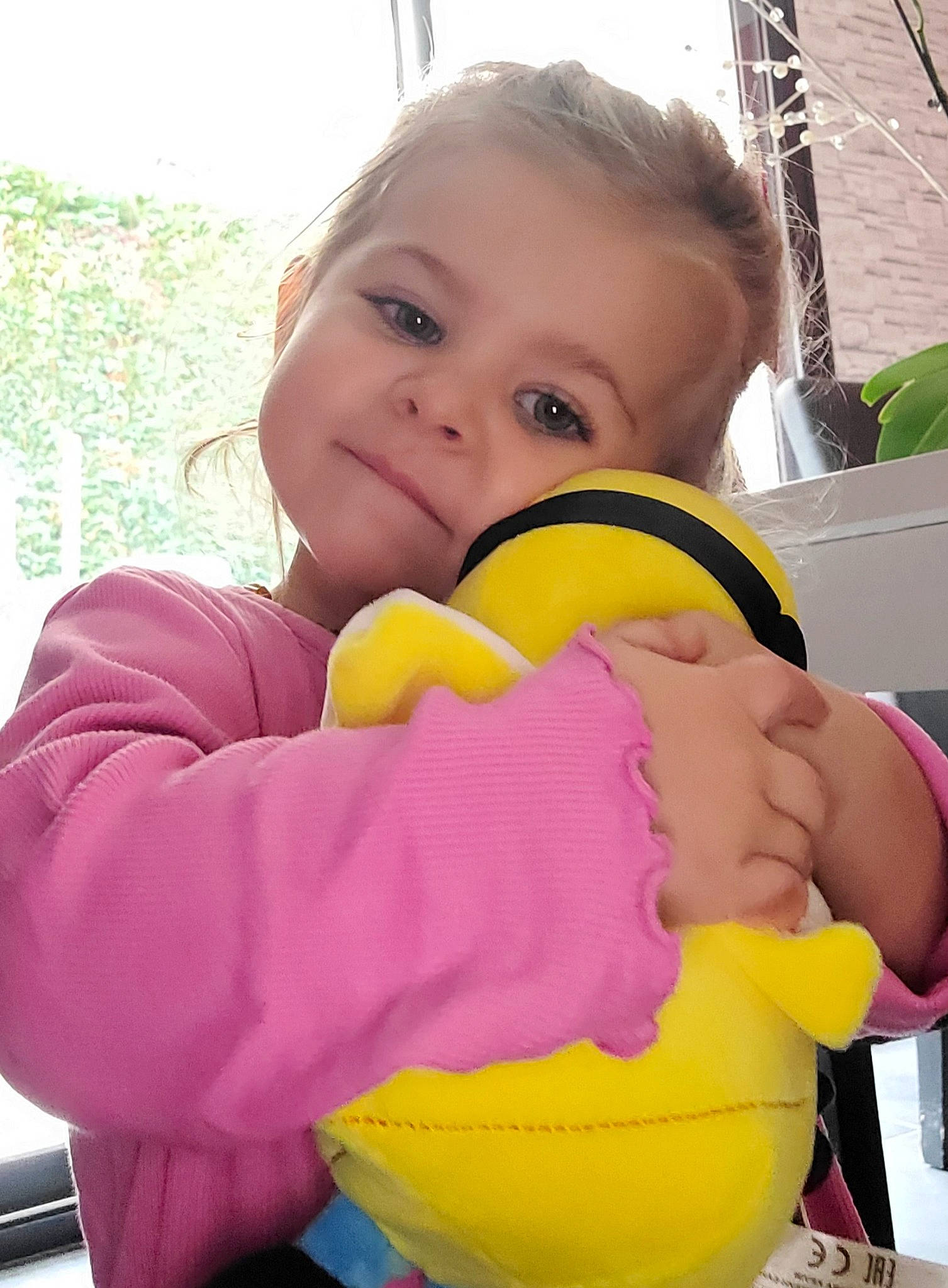 Léana a rejoint le concours — aidez-le/la à gagner de superbes lots ! baby, baby_playing_with_toys, baby_toddler_clothing, cheek, child, finger, fun, gesture, happy, leisure, mouth, nose, person, pink, recreation, skin, smile, thumb, toddler, toy