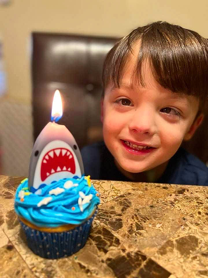 Kellin is registered to the contest to win money with this photo: baked_goods, baking_cup, birthday_cake, birthday_candle, buttercream, cake, cake_decorating, cake_decorating_supply, candle, cream, cup, drinkware, food, happy, icing, ingredient, joy, person, smile, sugar_cake