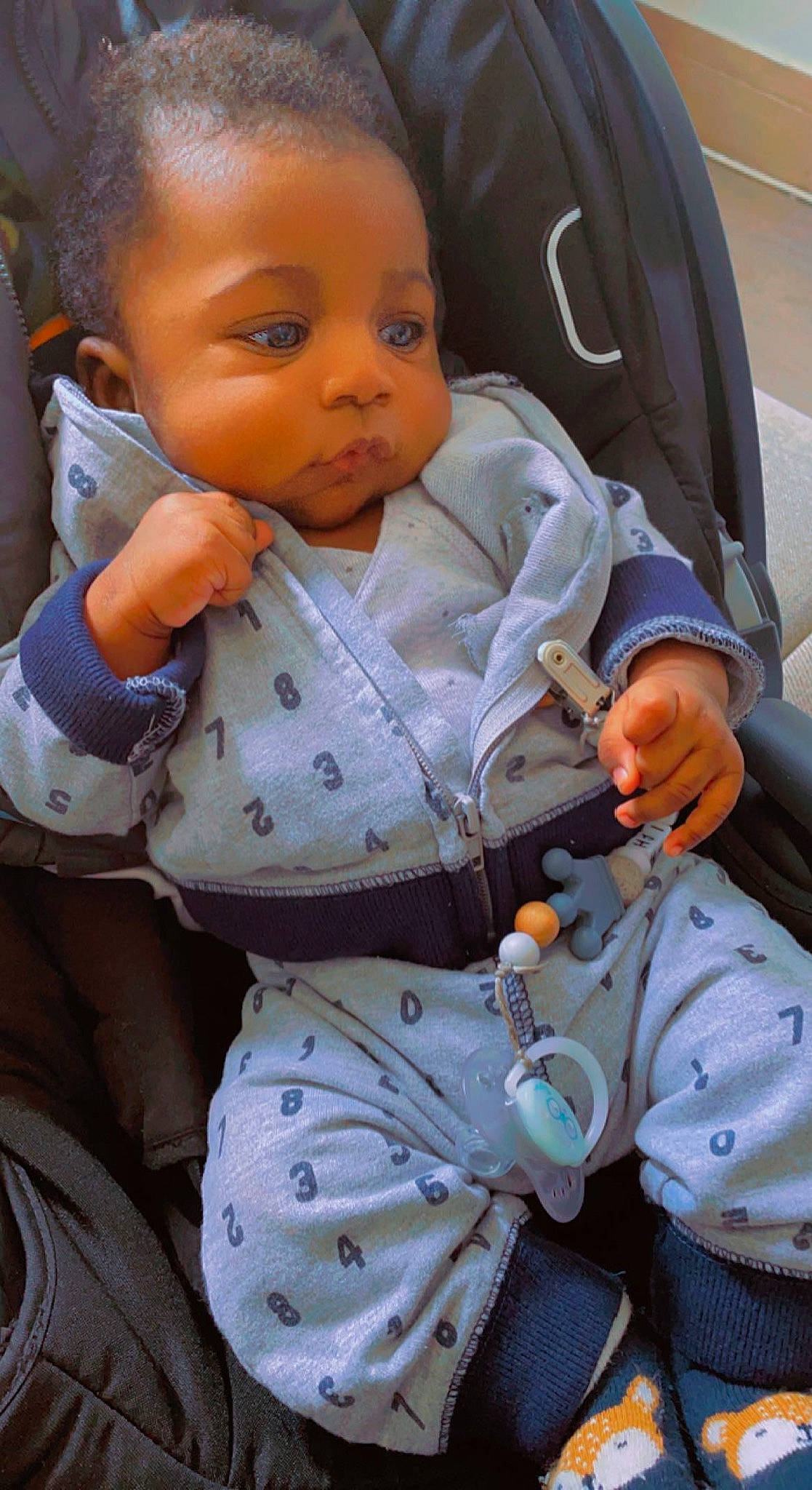 Isaiah a rejoint le concours — aidez-le/la à gagner de superbes lots ! baby, baby_carriage, baby_products, baby_toddler_clothing, car_seat, cheek, child, comfort, eye, face, finger, gesture, hand, head, nose, person, seat_belt, skin, sleeve, toddler