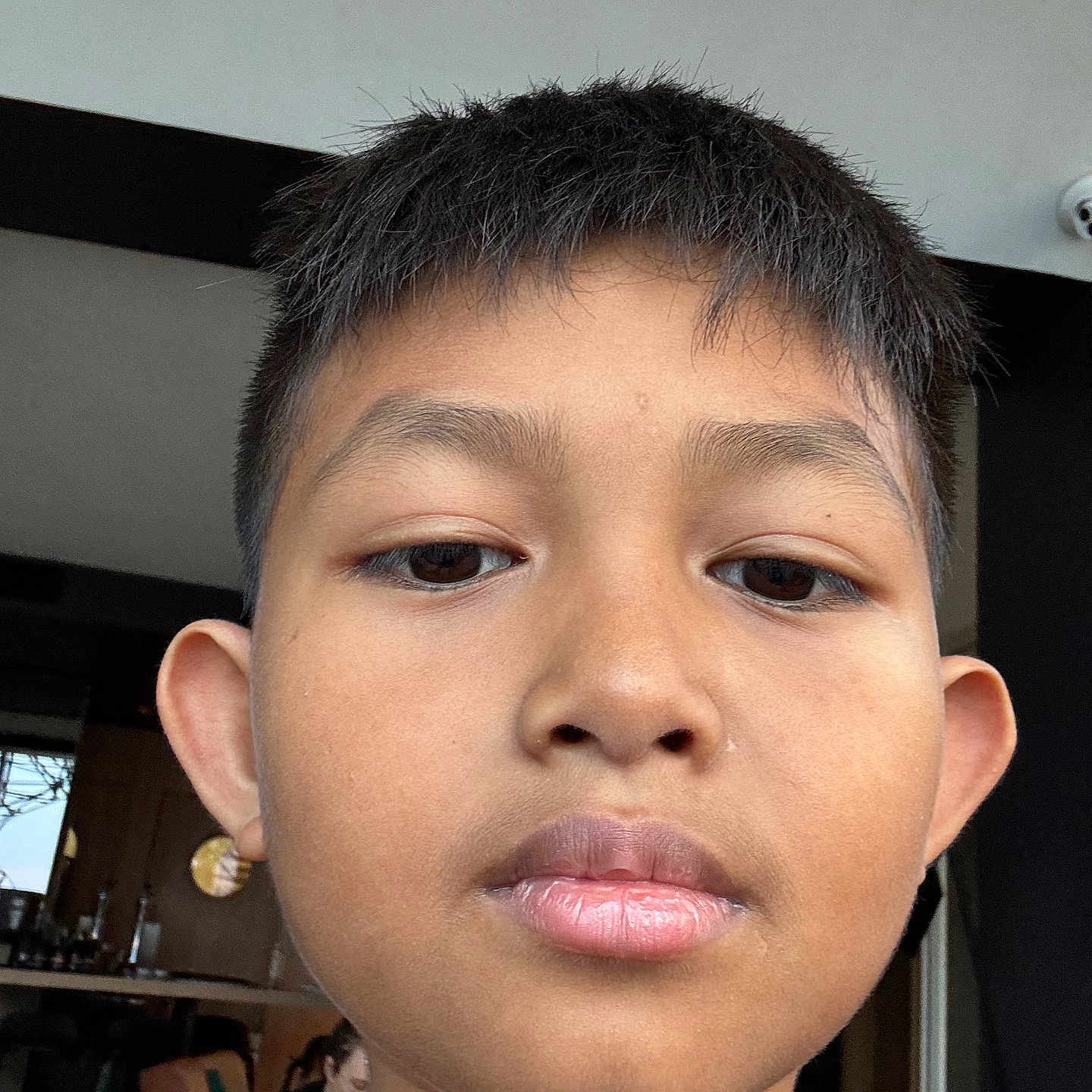 Alexander participe au concours pour gagner de l'argent avec cette photo : background, blurred, boy, casual, child, closeup, ear, expressionless, eyes, face, hair, head, human, indoors, lips, person, portrait, selfie, skin, young