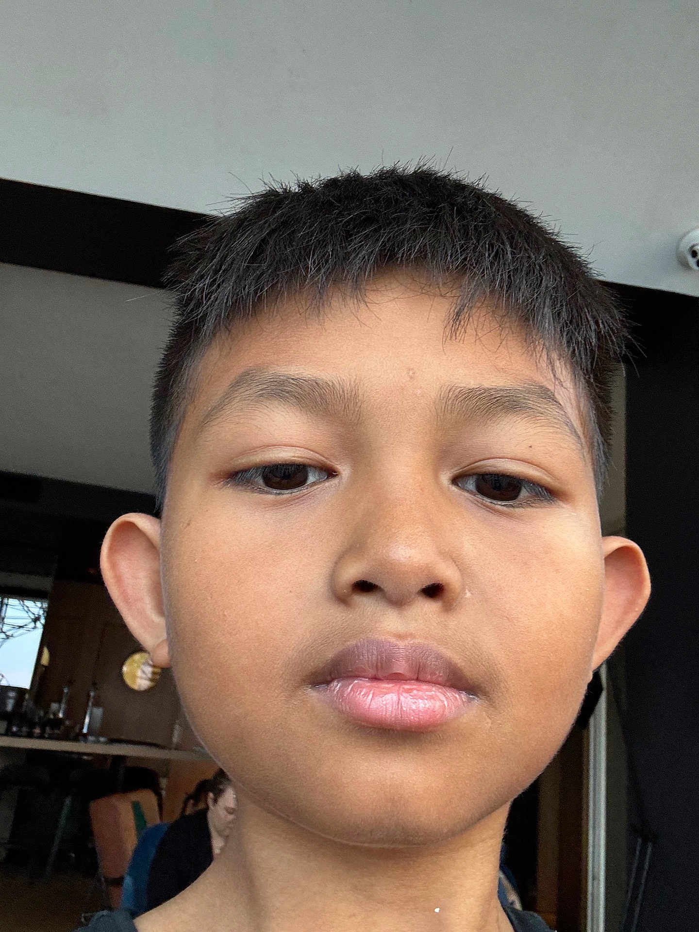 Alexander participe au concours pour gagner de l'argent avec cette photo : child, boy, face, portrait, selfie, indoors, young, person, hair, skin, expressionless, casual, background, blurred, head, eyes, lips, ear, human, closeup