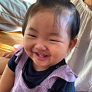 Joanna Yi a rejoint le concours — aidez-le/la à gagner de superbes lots ! toddler, child, smile, happy, face, hair_bow, striped_dress, black_shirt, indoor, wooden_floor, sunlight, person, portrait, cute, dimples, sitting, clothing, childrens_fashion, infant, young_child