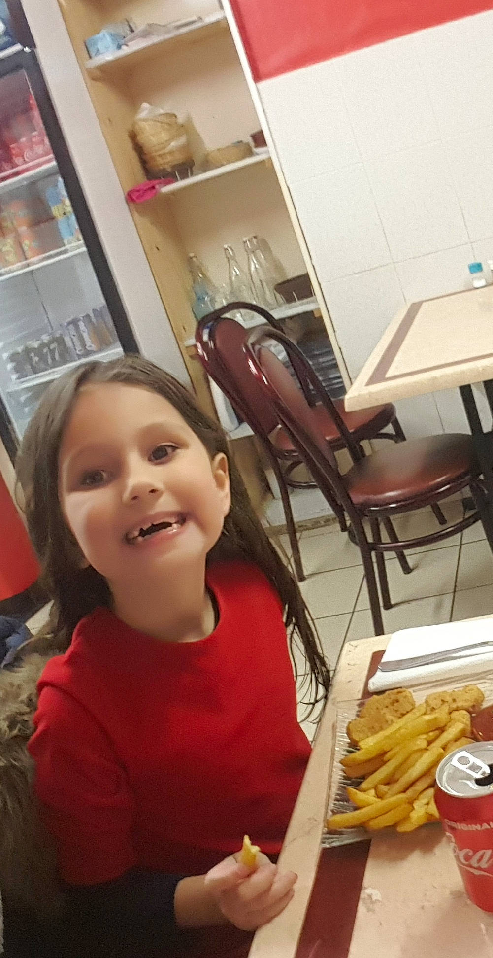 Lola participe au concours pour gagner de l'argent avec cette photo : breakfast, child, cuisine, dish, eating, fast_food, finger_food, food, french_fries, fried_food, junk_food, meal, person, selfie, side_dish, snack
