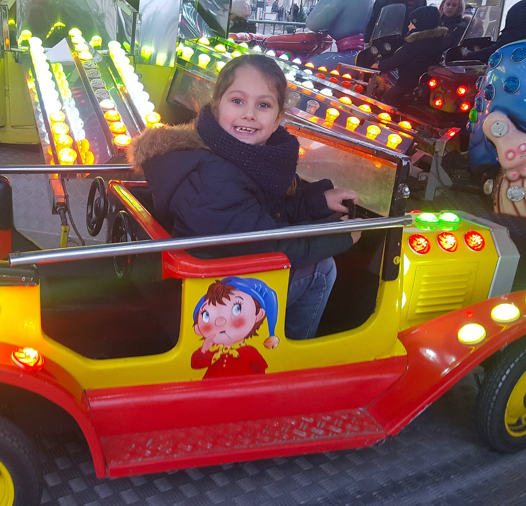 Lola participe au concours pour gagner de l'argent avec cette photo : amusement_park, amusement_ride, automotive_exterior, car, city_car, custom_car, fun, games, joy, leisure, mode_of_transport, motor_vehicle, nonbuilding_structure, person, recreation, vehicle