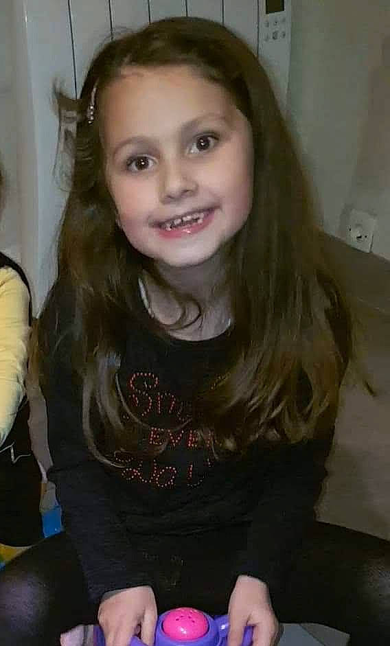 Lola participe au concours pour gagner de l'argent avec cette photo : blond, brown_hair, cheek, child, child_model, eyebrow, face, forehead, hair, hair_coloring, hairstyle, jaw, joy, lip, long_hair, nose, person, smile, tooth