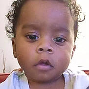 Wilden a rejoint le concours — aidez-le/la à gagner de superbes lots ! child, toddler, curly_hair, face, portrait, white_shirt, colorful_design, indoor, closeup, expression, cute, young, person, baby, looking, eyes, casual, head_and_shoulders, skin, photography