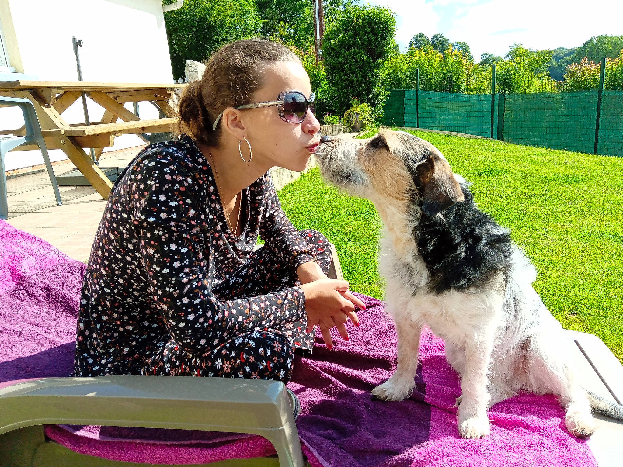 Juna participe au concours pour gagner de l'argent avec cette photo : carnivore, chair, companion_dog, dog, dog_breed, event, fence, fun, green, gun_dog, leisure, plant, recreation, sharing, sky, sporting_group, summer, sunglasses, table, tree