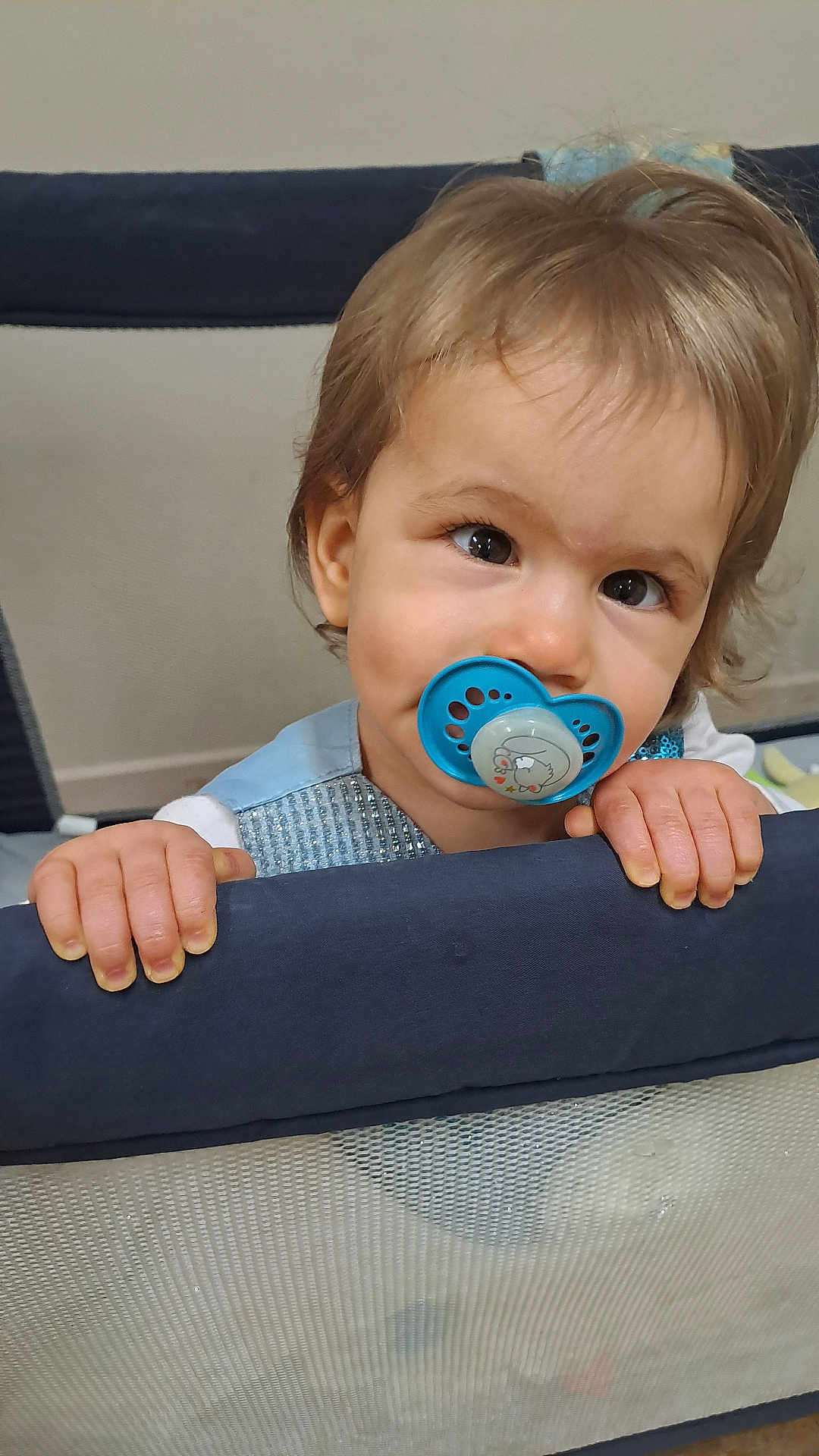 Valentyna a rejoint le concours — aidez-le/la à gagner de superbes lots ! toddler, child, pacifier, playpen, hands, face, eyes, curious, indoor, baby, clothing, blue, grip, portrait, young, person, cute, expression, infant, hair