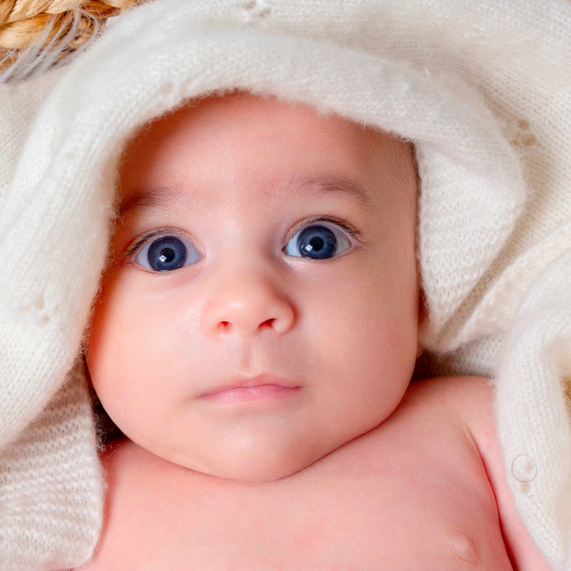 Ethan a rejoint le concours — aidez-le/la à gagner de superbes lots ! baby, blanket, bodypart, bonnet, cap, clothing, face, finger, hand, happy, hat, head, hood, hoodie, newborn, person, photography, portrait, smile, towel