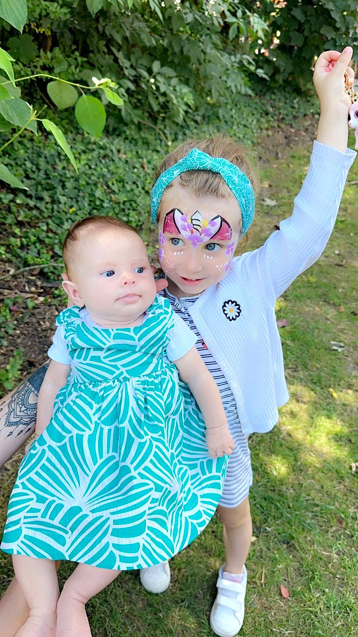 Katalya participe au concours pour gagner de l'argent avec cette photo : aqua, azure, baby_toddler_clothing, dress, fun, gesture, grass, grass_family, green, happy, head, leaf, one_piece_garment, people_in_nature, person, pink, plant, purple, summer, textile