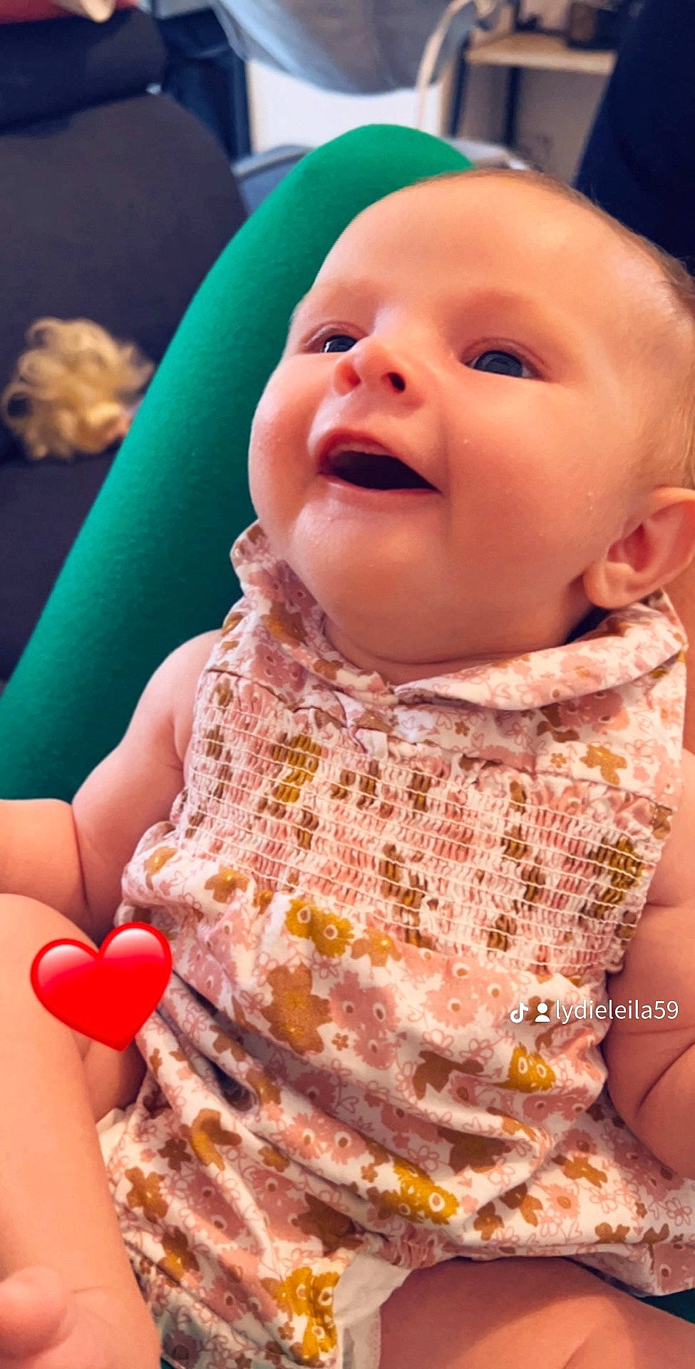 Katalya a rejoint le concours — aidez-le/la à gagner de superbes lots ! baby, baby_laughing, baby_toddler_clothing, cheek, child, dress, finger, fun, gesture, happy, iris, lip, mouth, nose, person, pink, skin, sleeve, smile, sweetness