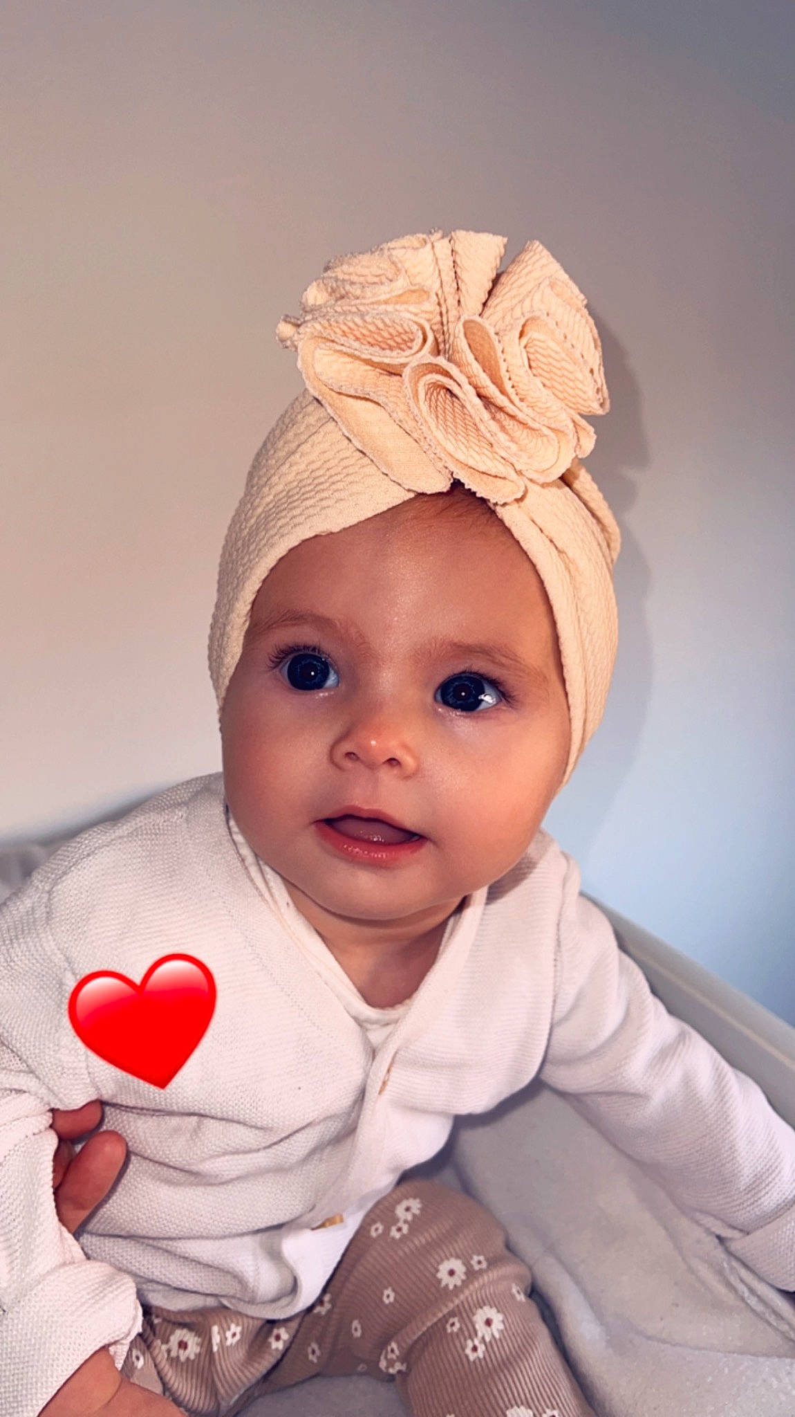 Katalya a rejoint le concours — aidez-le/la à gagner de superbes lots ! baby, baby_toddler_clothing, cap, carmine, cheek, child, comfort, eyebrow, fashion_accessory, happy, headband, headgear, headpiece, lip, nose, peach, person, pink, skin, sleeve