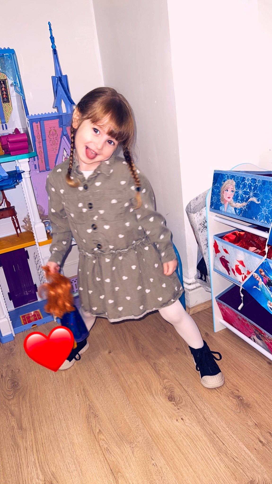 Zoé a rejoint le concours — aidez-le/la à gagner de superbes lots ! electric_blue, event, floor, flooring, fun, happy, hardwood, human_leg, joy, knee, leg, pattern, person, room, sitting, smile, sock, surprise, thigh, toddler