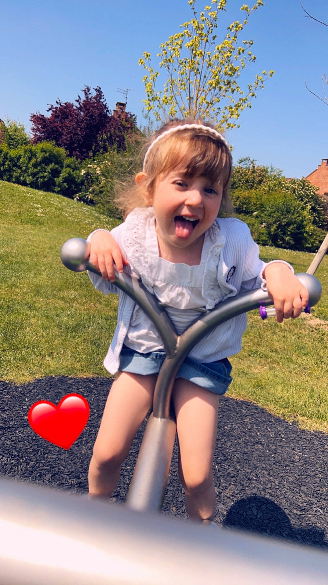 Zoé participe au concours pour gagner de l'argent avec cette photo : child, electric_blue, facial_expression, fun, grass, happy, lawn, leaf, leisure, morning, nature, people_in_nature, person, pink, plant, recreation, sky, summer, sunlight, toddler