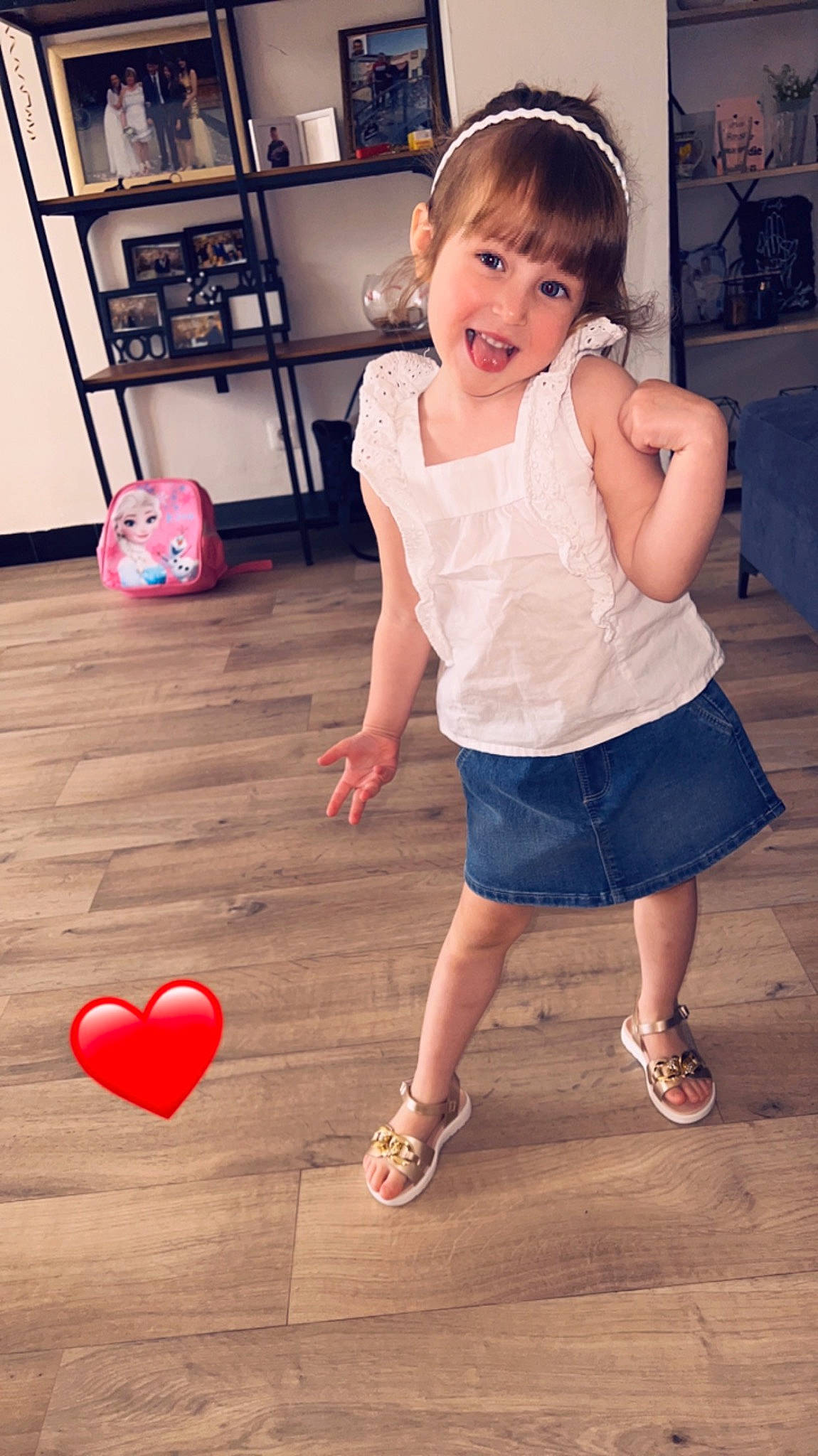 Zoé a rejoint le concours — aidez-le/la à gagner de superbes lots ! baby_toddler_clothing, beauty, child, facial_expression, flash_photography, floor, flooring, fun, happy, hardwood, human_leg, joy, leg, leisure, pattern, person, skin, sleeve, standing, thigh