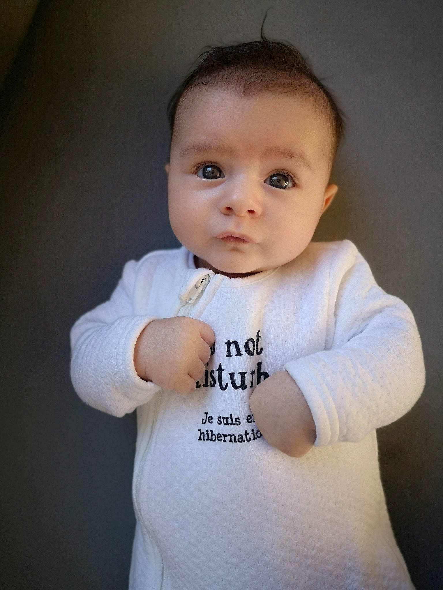 Maë a rejoint le concours — aidez-le/la à gagner de superbes lots ! baby, baby_toddler_clothing, cheek, chest, child, elbow, eyebrow, eyelash, flash_photography, gesture, happy, human_body, iris, long_sleeved_t_shirt, neck, person, sleeve, sportswear, t_shirt, thumb