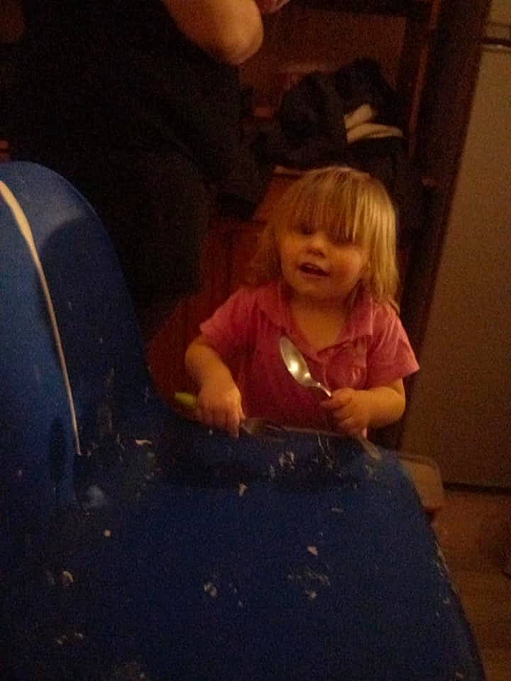 Djélianna a rejoint le concours — aidez-le/la à gagner de superbes lots ! baby, blond, child, cloud, electric_blue, electronic_device, finger, flooring, fun, happy, iris, lap, mouth, person, play, sitting, sky, t_shirt, tints_and_shades, toddler