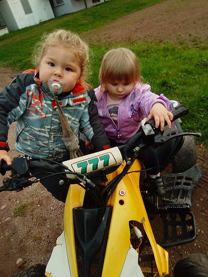 Djélianna a rejoint le concours — aidez-le/la à gagner de superbes lots ! automotive_design, automotive_exterior, automotive_lighting, automotive_tire, facial_expression, fender, fun, grass, happy, leisure, mammal, motor_vehicle, motorcycle, person, product, public_space, recreation, snapshot, toddler, vehicle