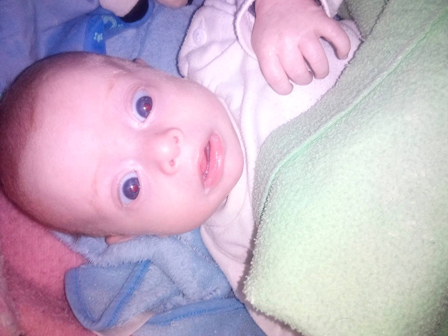 Sébastien a rejoint le concours — aidez-le/la à gagner de superbes lots ! baby, baby_toddler_clothing, cheek, child, chin, comfort, ear, electric_blue, eyebrow, eyelash, finger, gesture, human_body, iris, lip, nose, person, sitting, skin, sleeve