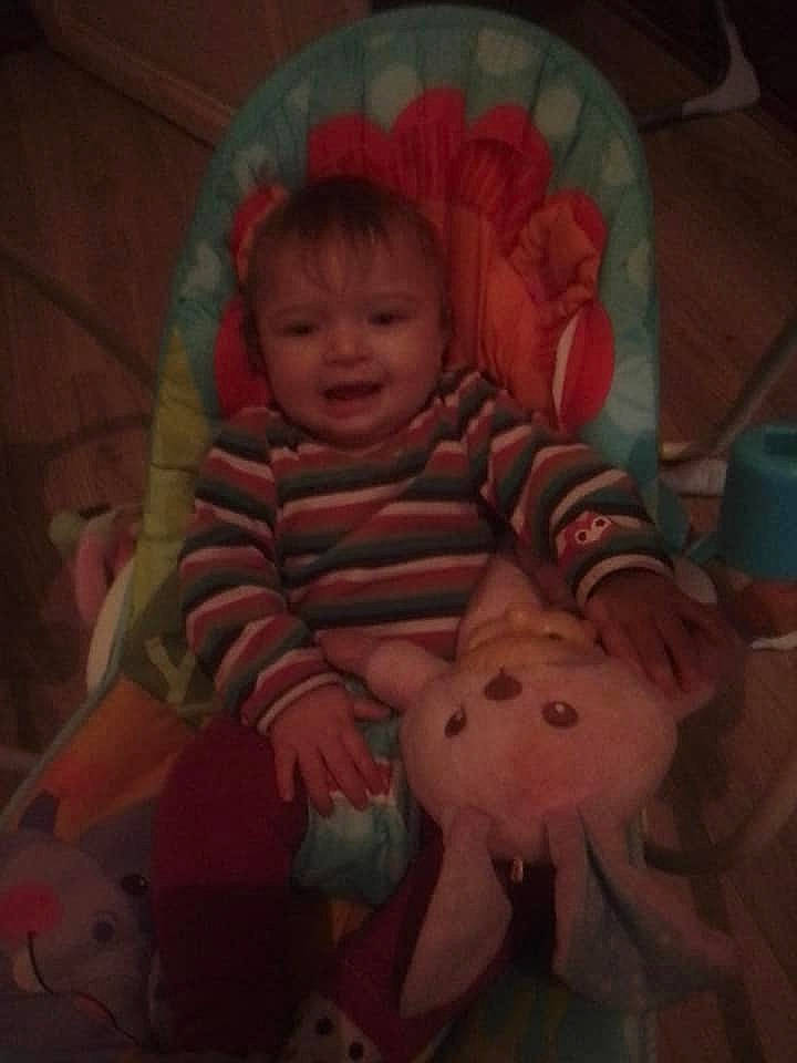 Carina a rejoint le concours — aidez-le/la à gagner de superbes lots ! art, baby, baby_products, bedtime, carmine, cheek, child, comfort, darkness, finger, happy, head, human_body, iris, lap, lip, nose, person, sitting, smile