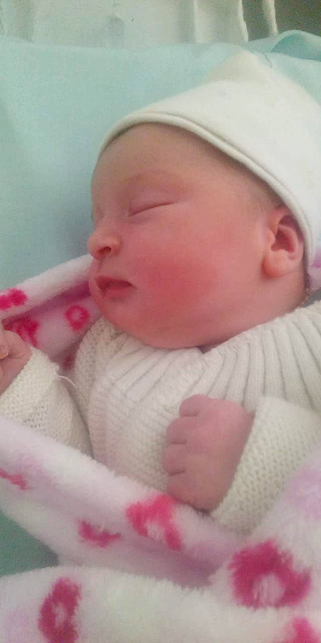 Carina a rejoint le concours — aidez-le/la à gagner de superbes lots ! baby, baby_toddler_clothing, cheek, chin, comfort, eye, face, finger, hat, iris, lip, mouth, nose, person, pink, product, skin, sleeve, textile, toddler