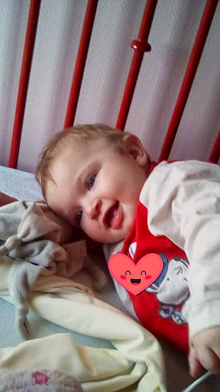 Carina a rejoint le concours — aidez-le/la à gagner de superbes lots ! baby, baby_toddler_clothing, cheek, child, chin, comfort, eye, flooring, fun, happy, head, iris, linens, lip, mouth, nose, person, room, sleeve, smile