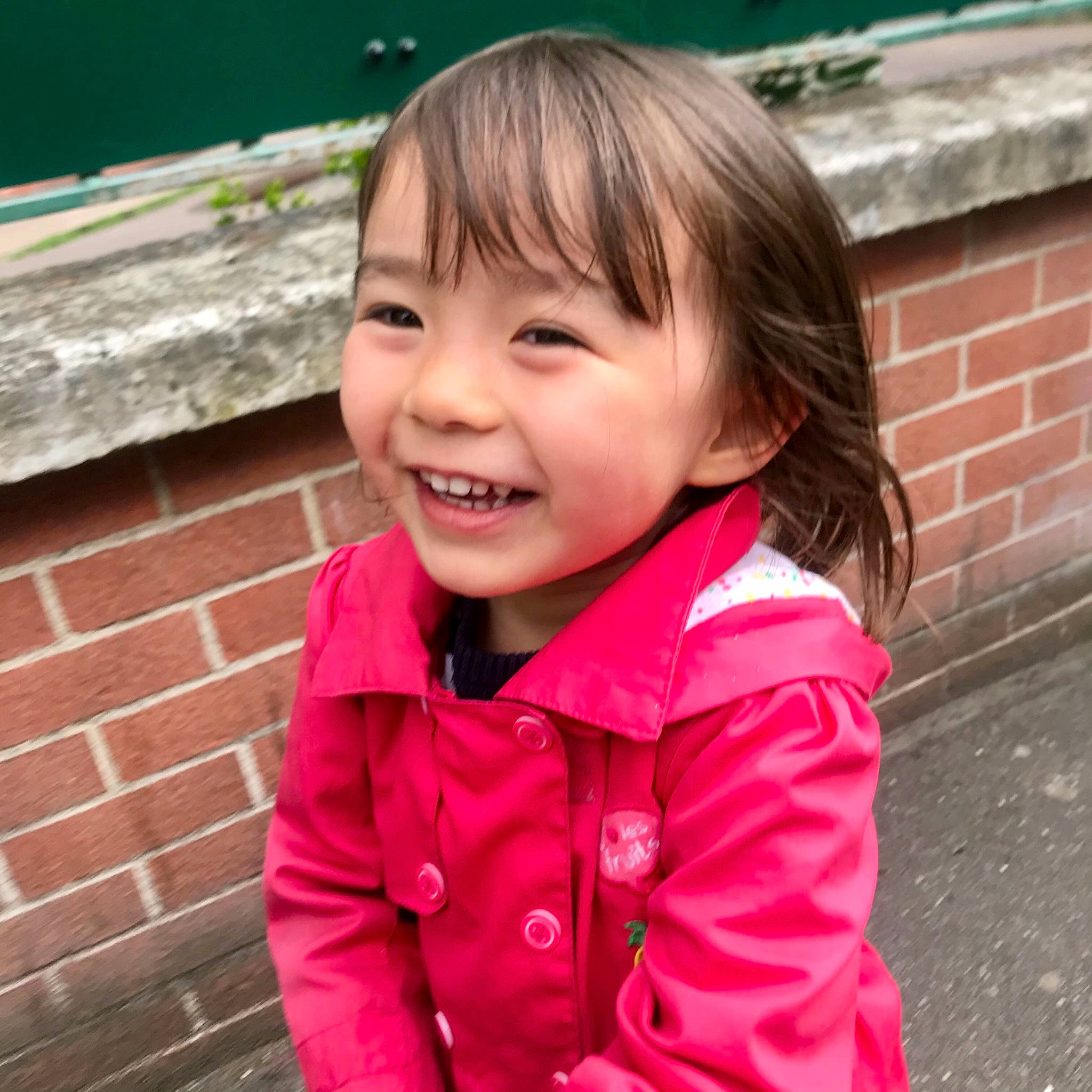 Livia participe au concours pour gagner de l'argent avec cette photo : baby_toddler_clothing, bangs, beauty, brick, cheek, child, chin, facial_expression, grass, hair, happy, iris, joy, leisure, lip, nose, person, pink, skin, sleeve