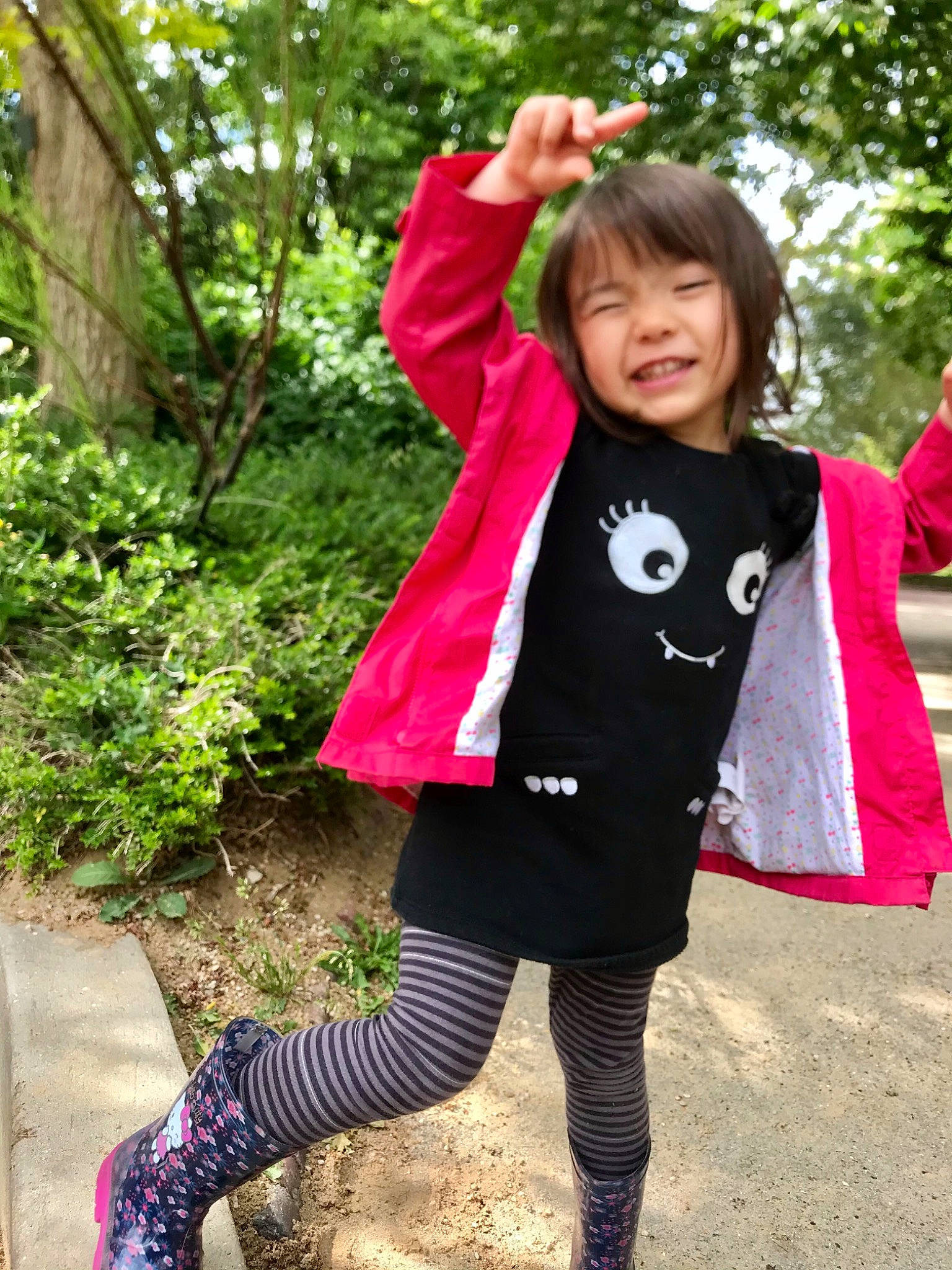 Livia a rejoint le concours — aidez-le/la à gagner de superbes lots ! electric_blue, grass, happy, human_leg, joint, knee, magenta, pattern, person, pink, plant, recreation, shoulder, sleeve, smile, sportswear, standing, street_fashion, toddler, tree