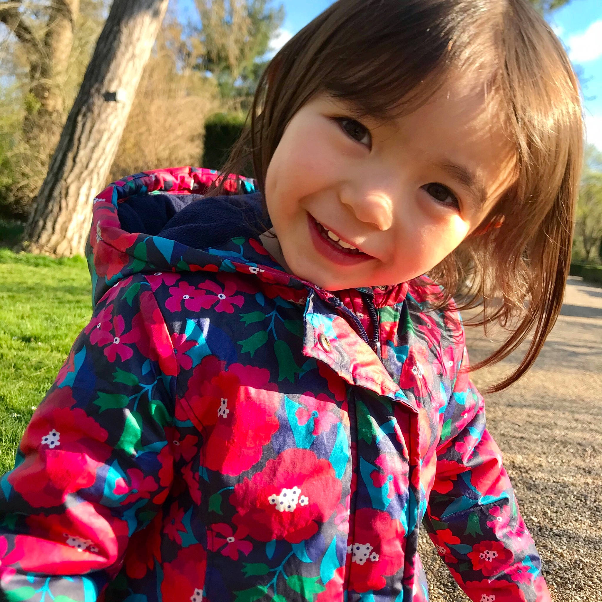 Livia a rejoint le concours — aidez-le/la à gagner de superbes lots ! cool, electric_blue, eye, face, grass, hairstyle, happy, head, iris, joy, leisure, outerwear, people_in_nature, person, plaid, plant, sleeve, smile, standing, toddler