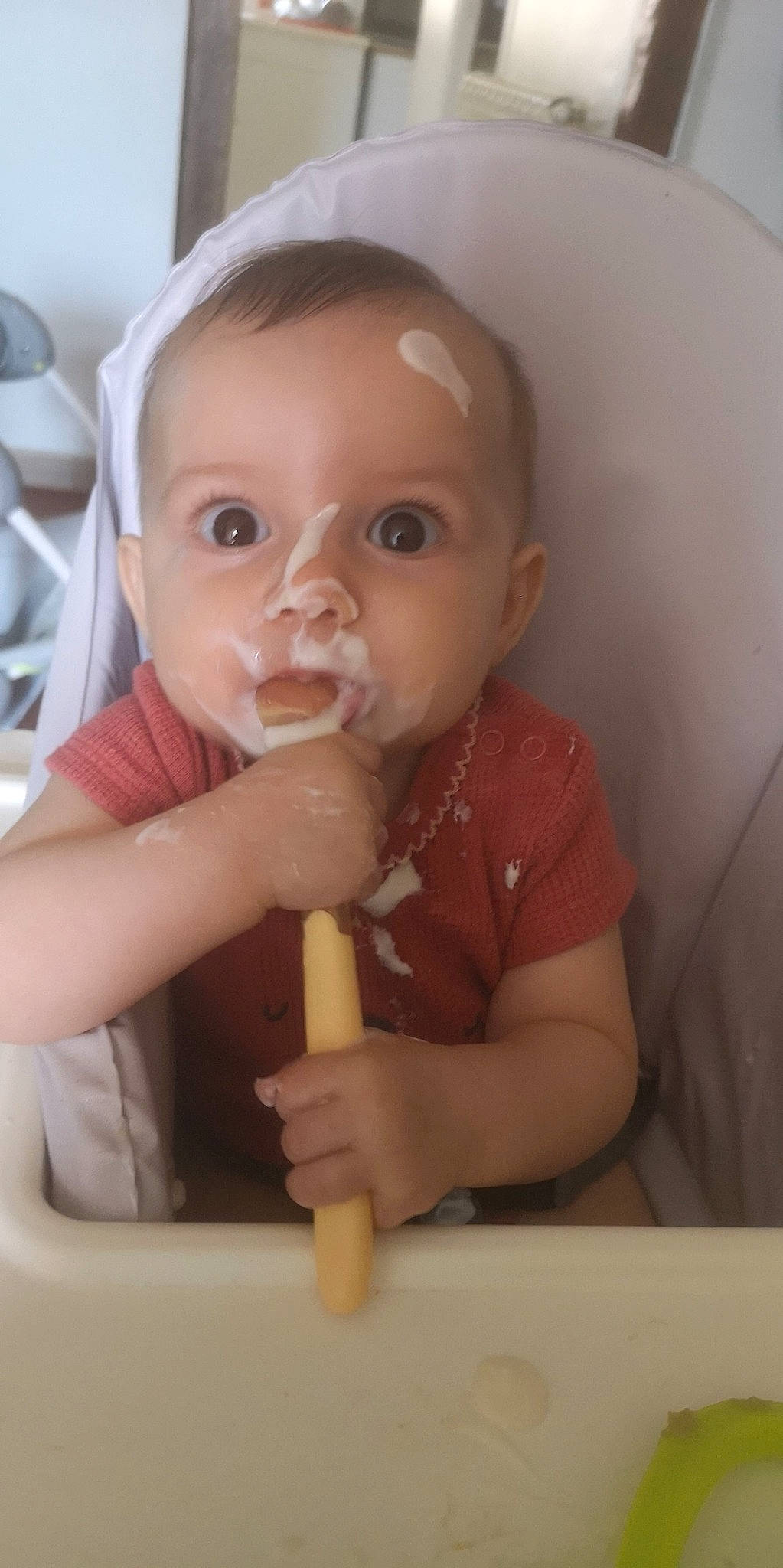 Lyana a rejoint le concours — aidez-le/la à gagner de superbes lots ! baby, baby_grabbing_for_something, cheek, chin, eyebrow, eyelash, facial_expression, finger, food_craving, gesture, hairstyle, hand, iris, joint, lip, mouth, nose, person, skin, thumb