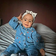 Alba participe au concours pour gagner de l'argent avec cette photo : baby, infant, child, portrait, headband, bow, denim_jumpsuit, strawberry_pattern, smile, sitting, bed, blanket, indoors, bokeh, cute, hands, legs, socks, soft_lighting, face