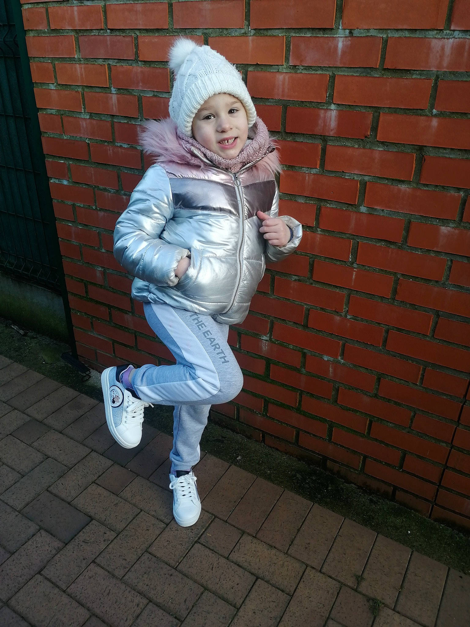 Gaëlle participe au concours pour gagner de l'argent avec cette photo : brick, brickwork, cap, cobblestone, denim, electric_blue, eyewear, flash_photography, flooring, fur, glove, happy, headgear, headwear, human_leg, person, personal_protective_equipment, sidewalk, sitting, smile