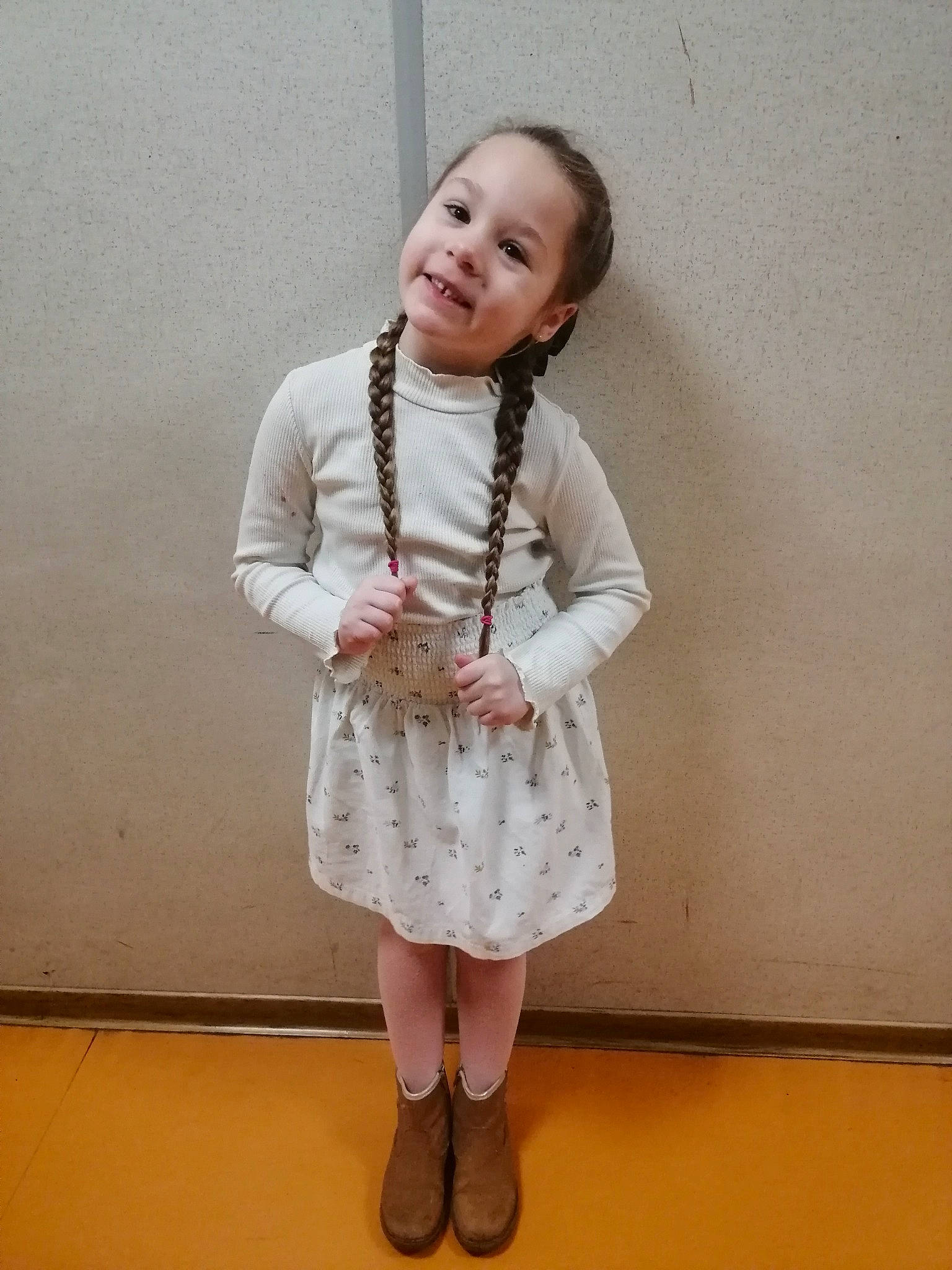 Gaëlle participe au concours pour gagner de l'argent avec cette photo : arm, baby_toddler_clothing, day_dress, dress, dress_shirt, face, fashion_accessory, fashion_design, flooring, gesture, happy, human_body, human_leg, jewellery, joy, knee, leg, pattern, person, sleeve