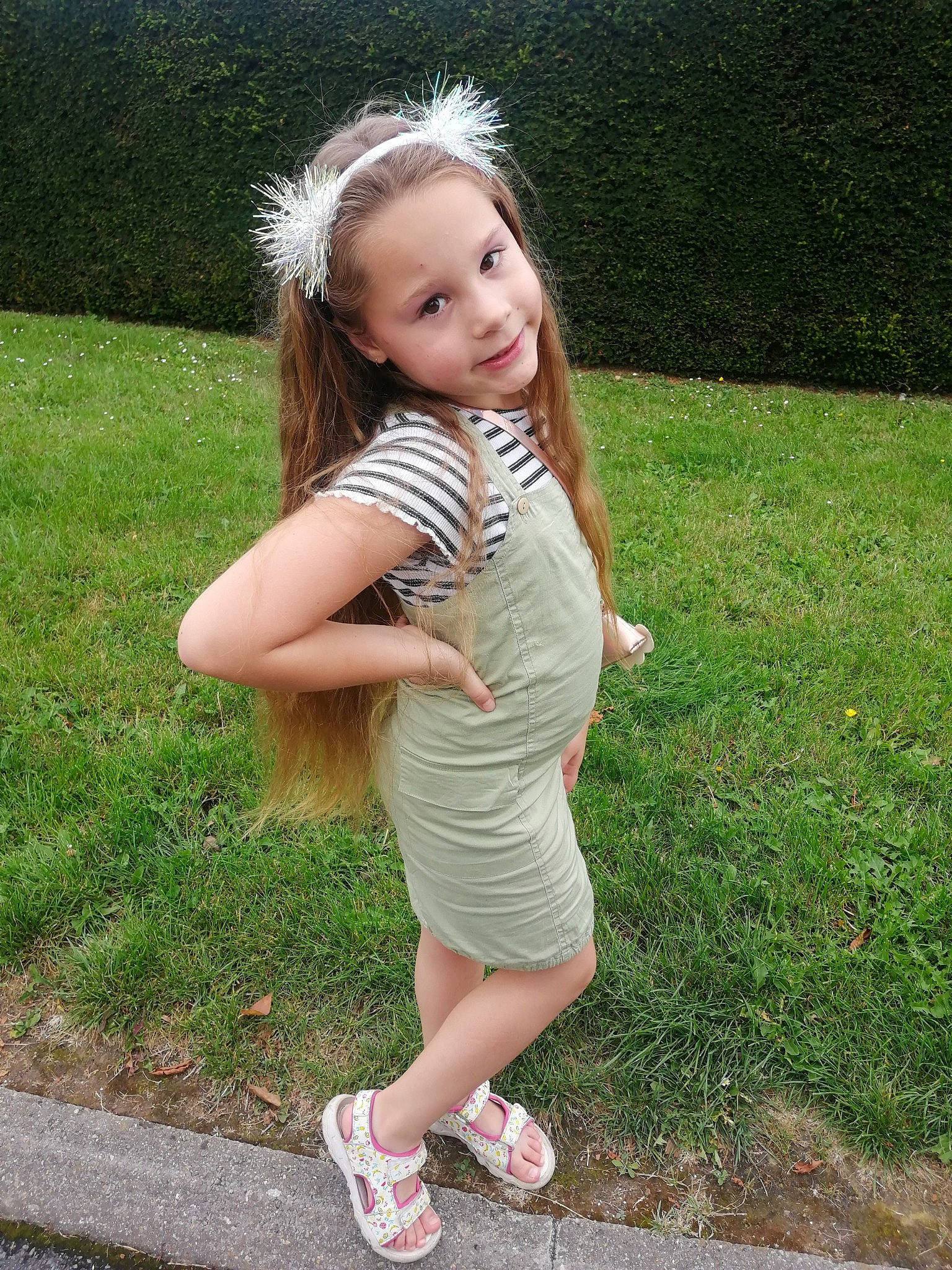 Gaëlle a rejoint le concours — aidez-le/la à gagner de superbes lots ! blond, day_dress, eye, flash_photography, footwear, grass, hair, happy, head, joy, knee, lawn, long_hair, one_piece_garment, people_in_nature, person, plant, sandal, shoe, sneakers