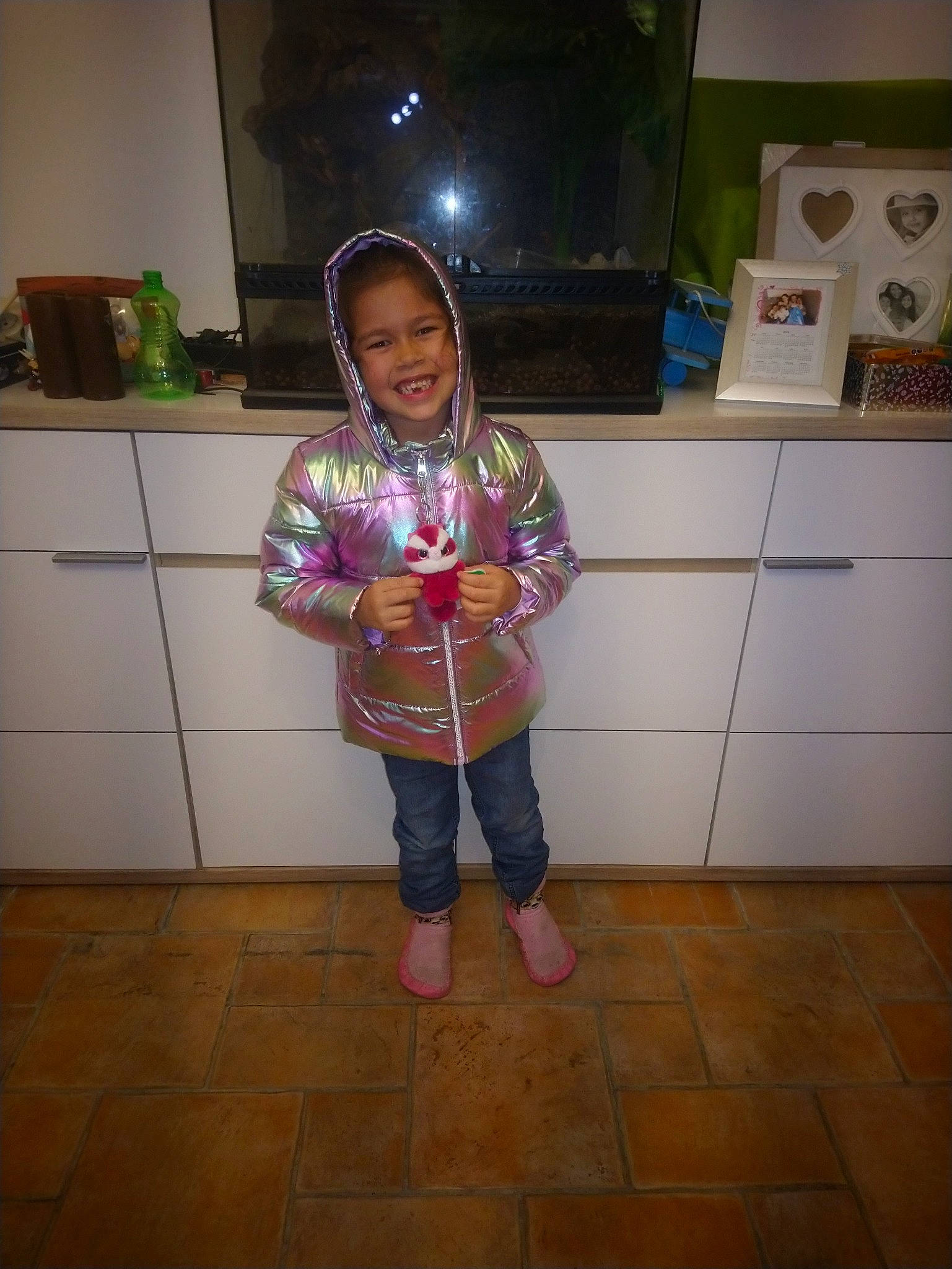 Jaya a rejoint le concours — aidez-le/la à gagner de superbes lots ! child, floor, flooring, joy, person, toddler