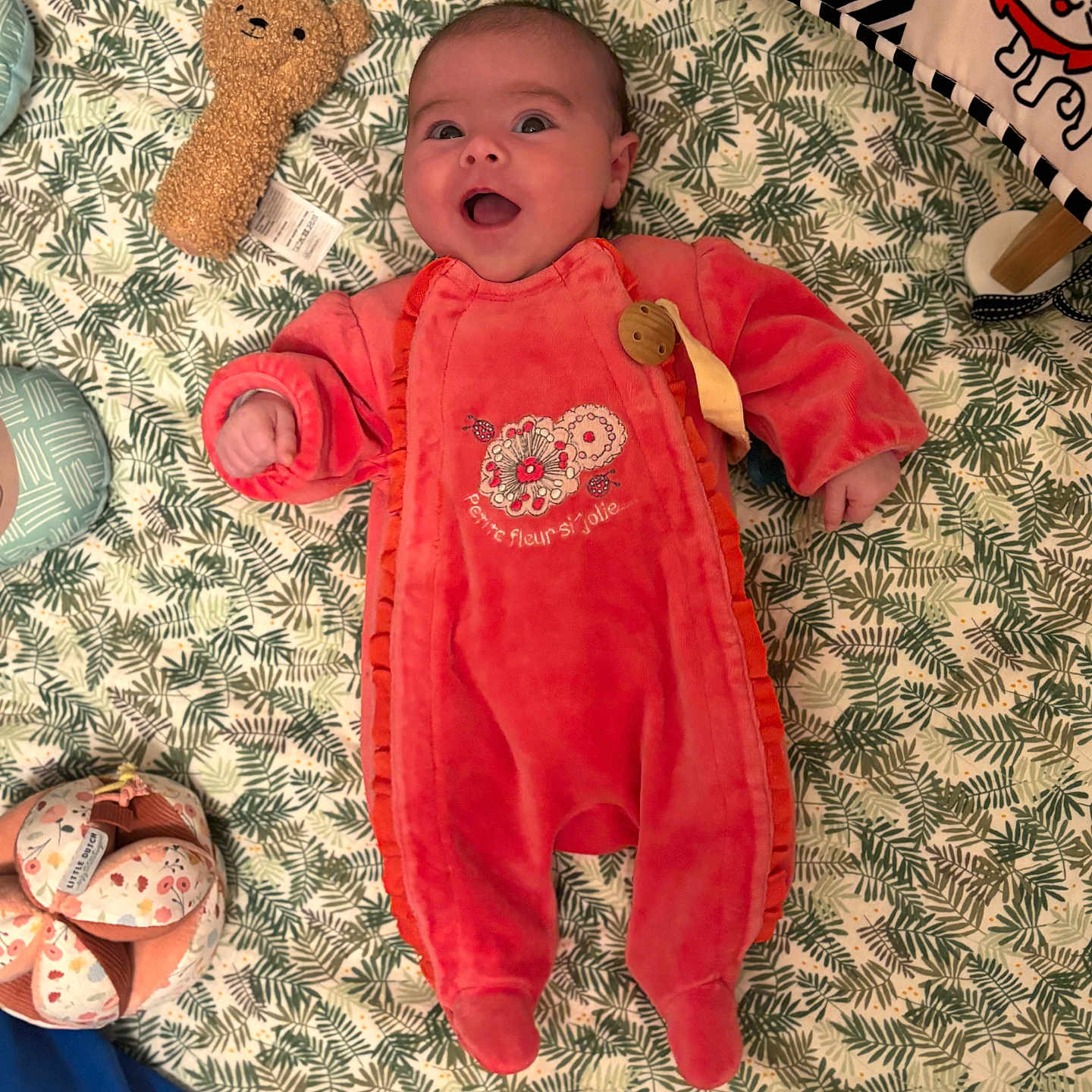 Izïa participe au concours pour gagner de l'argent avec cette photo : baby, bed, blanket, bodypart, clothing, cutlery, face, finger, footwear, furniture, hand, head, homedecor, person, photography, portrait, shoe, spoon, teddybear, toy
