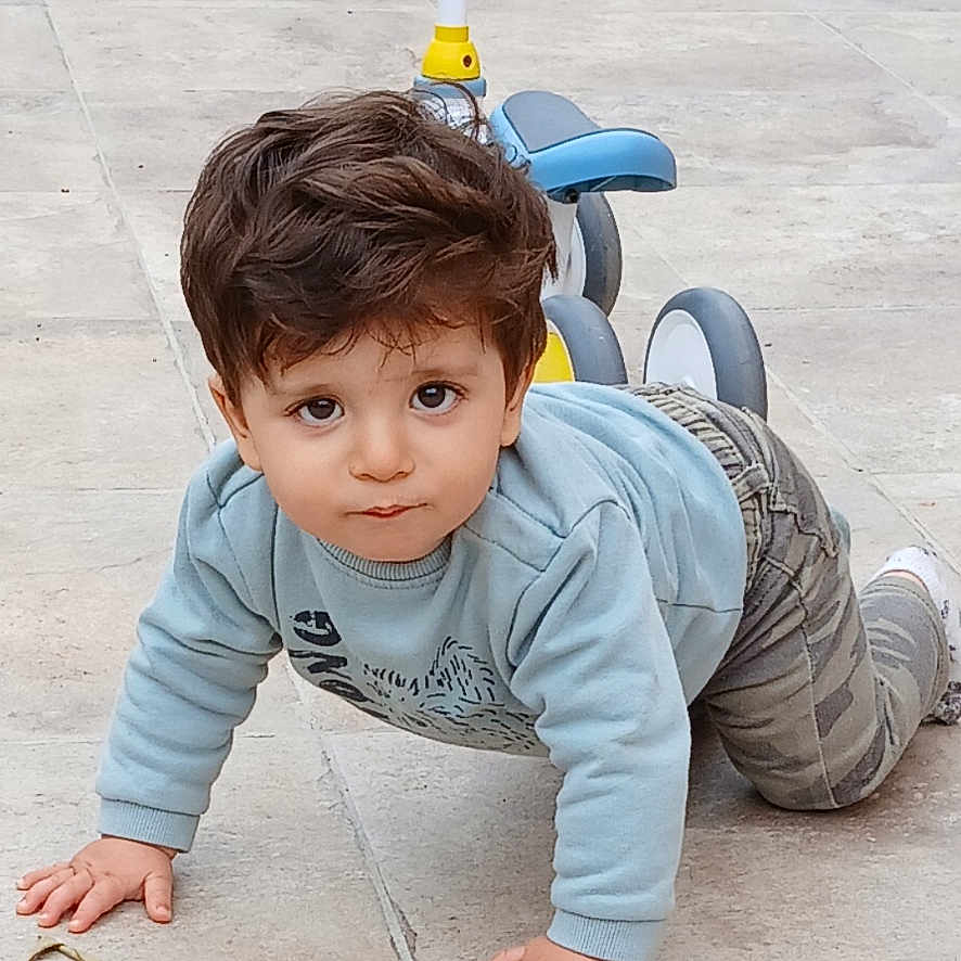 Gino a rejoint le concours — aidez-le/la à gagner de superbes lots ! baby, babycrawling, bodypart, boy, child, clothing, crawling, face, finger, hand, head, machine, male, pants, person, photography, portrait, transportation, vehicle, wheel