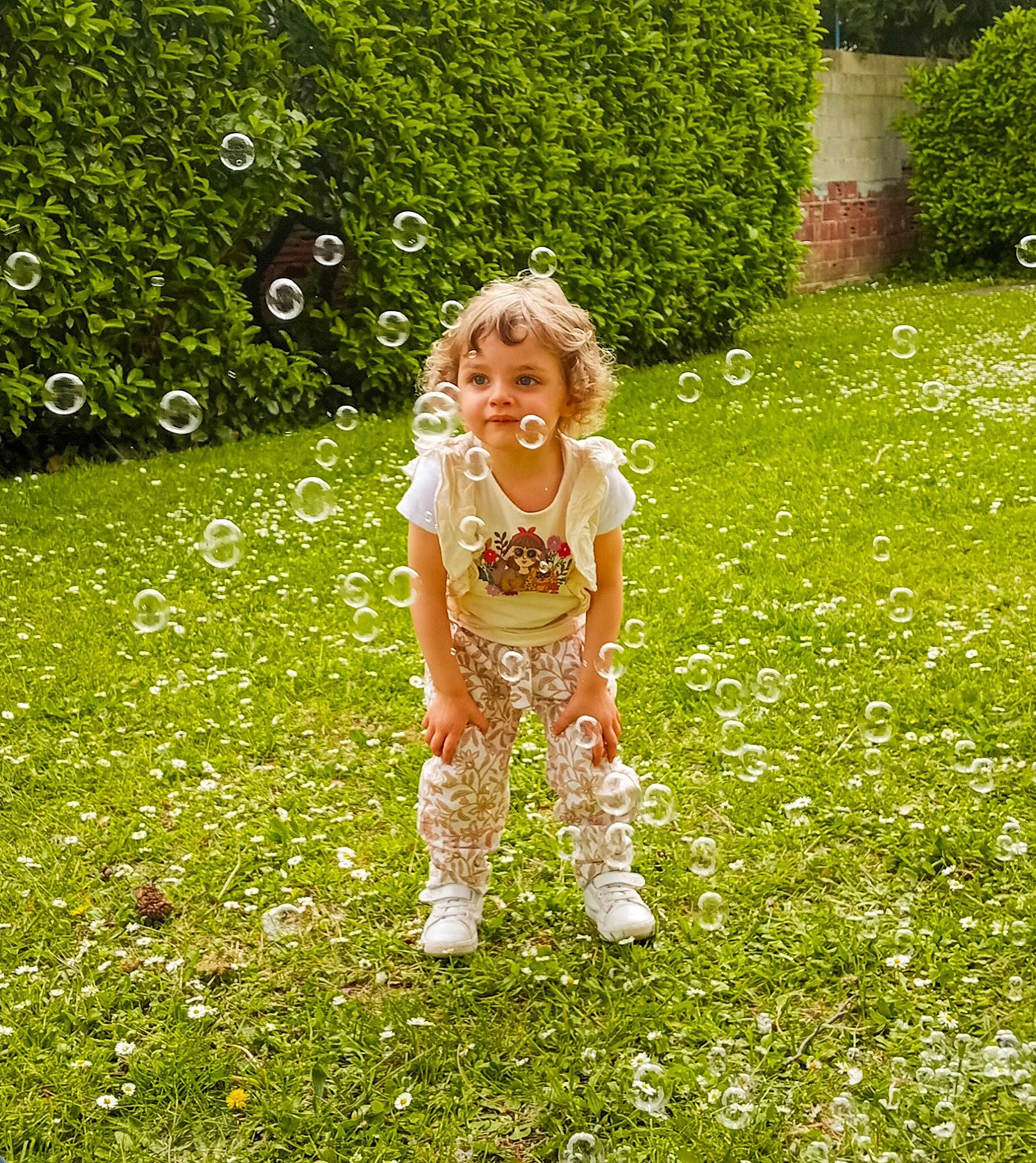 Lyana a rejoint le concours — aidez-le/la à gagner de superbes lots ! baby, baby_toddler_clothing, botany, fun, garden, grass, grass_family, grassland, groundcover, hair, happy, head, joy, lawn, meadow, people_in_nature, person, plant, playing_with_kids, shrub
