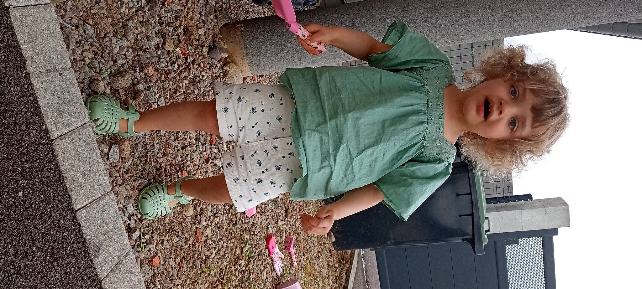 Lyana participe au concours pour gagner de l'argent avec cette photo : baby_toddler_clothing, calf, child, foot, fun, grass, happy, human_leg, joint, leisure, nail, pattern, person, pink, play, sandal, sitting, soil, thigh, toddler