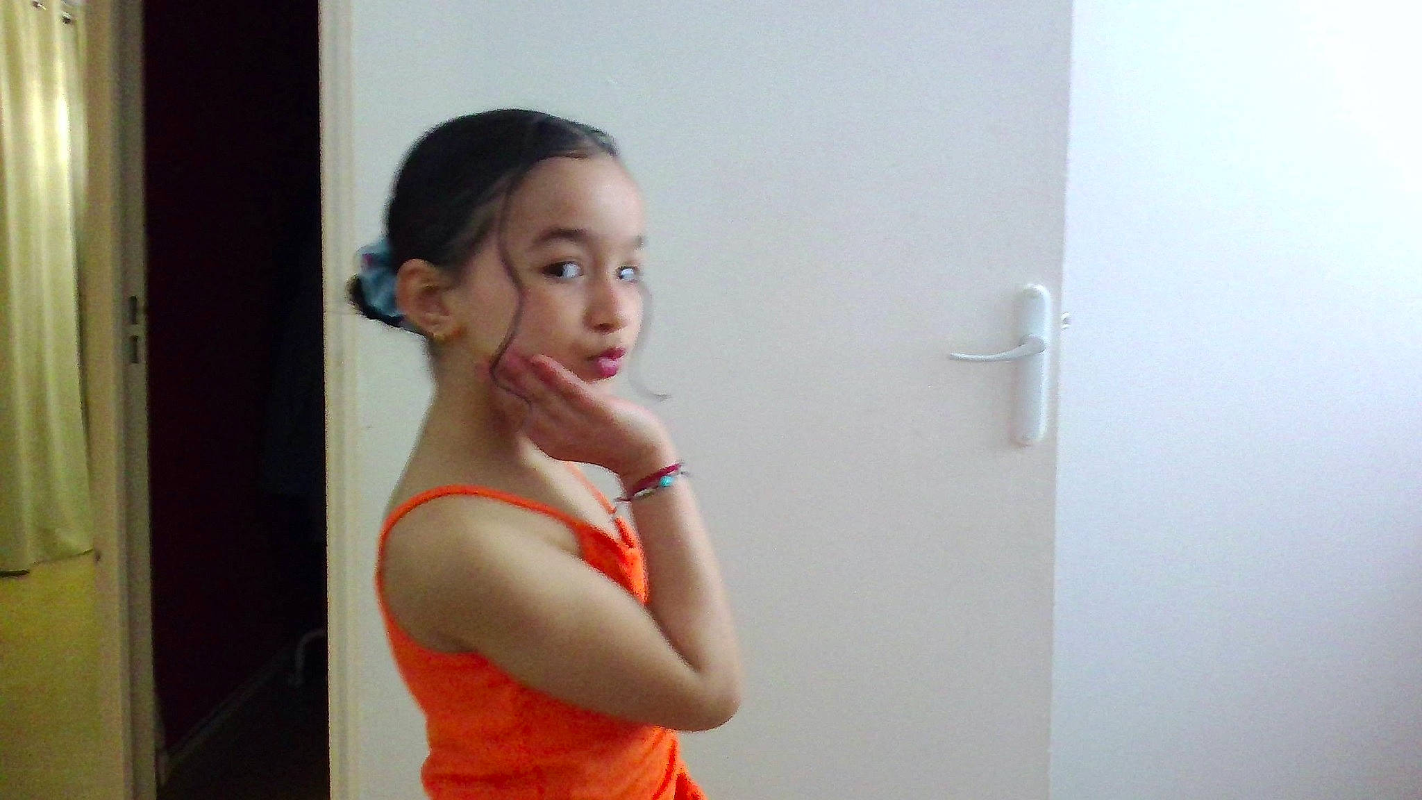 Kamelia participe au concours pour gagner de l'argent avec cette photo : abdomen, active_tank, chest, door, elbow, eyelash, flash_photography, gesture, human_leg, neck, person, room, sleeveless_shirt, sportswear, t_shirt, thigh, trunk, undershirt, vest, waist