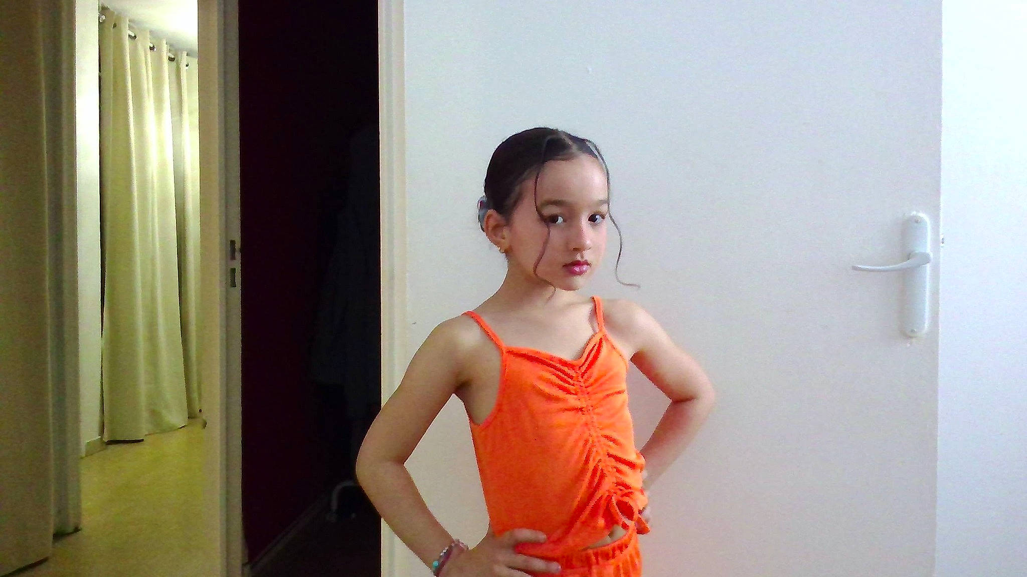 Kamelia participe au concours pour gagner de l'argent avec cette photo : abdomen, active_tank, curtain, elbow, event, fashion_design, flash_photography, gesture, hairstyle, human_leg, joint, neck, peach, person, room, shoulder, sleeve, sleeveless_shirt, trunk, vest