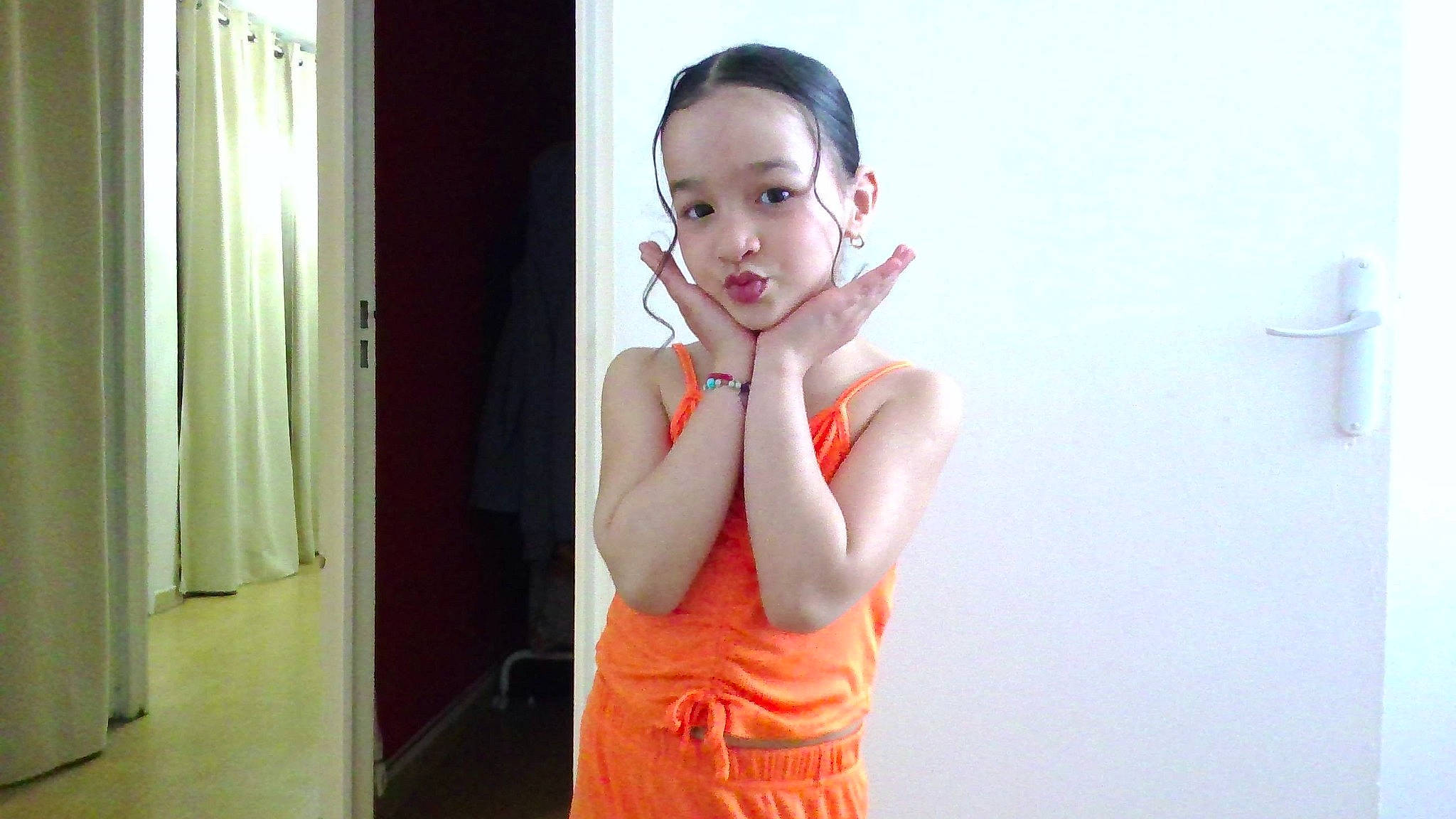 Kamelia participe au concours pour gagner de l'argent avec cette photo : abdomen, chest, curtain, day_dress, dress, elbow, eye, eyelash, eyewear, fashion_design, flash_photography, gesture, happy, human_leg, jewellery, lip, neck, person, sleeve, trunk