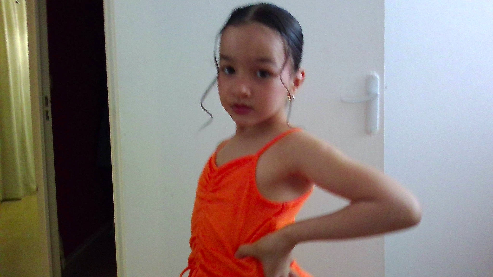 Kamelia a rejoint le concours — aidez-le/la à gagner de superbes lots ! abdomen, active_tank, chest, elbow, flash_photography, gesture, human_leg, neck, person, room, shoulder, sleeve, sleeveless_shirt, sportswear, t_shirt, thigh, trunk, undershirt, vest, waist