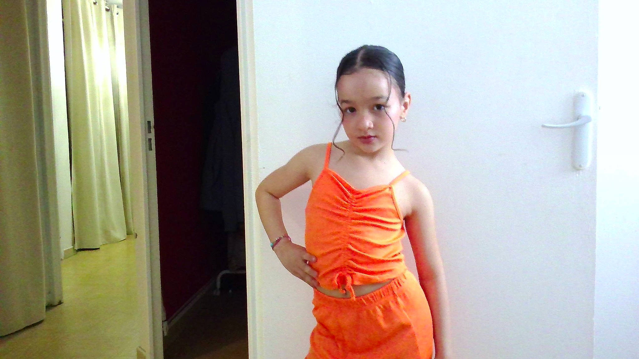 Kamelia a rejoint le concours — aidez-le/la à gagner de superbes lots ! abdomen, arm, curtain, day_dress, elbow, event, fashion_design, flash_photography, flooring, fun, happy, human_leg, magenta, neck, one_piece_garment, person, sitting, sleeve, sleeveless_shirt, trunk