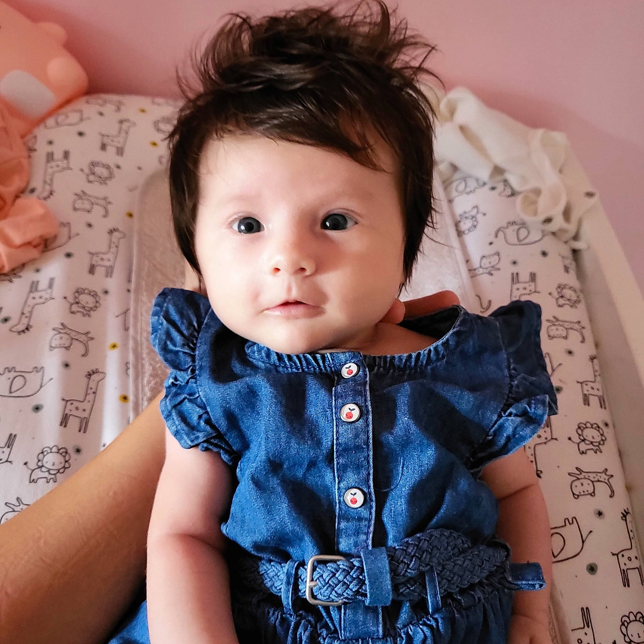 Lucia a rejoint le concours — aidez-le/la à gagner de superbes lots ! baby_toddler_clothing, cheek, chin, collar, eye, eyebrow, eyelash, flash_photography, hairstyle, head, iris, joint, lip, neck, nose, organ, person, shoulder, skin, sleeve