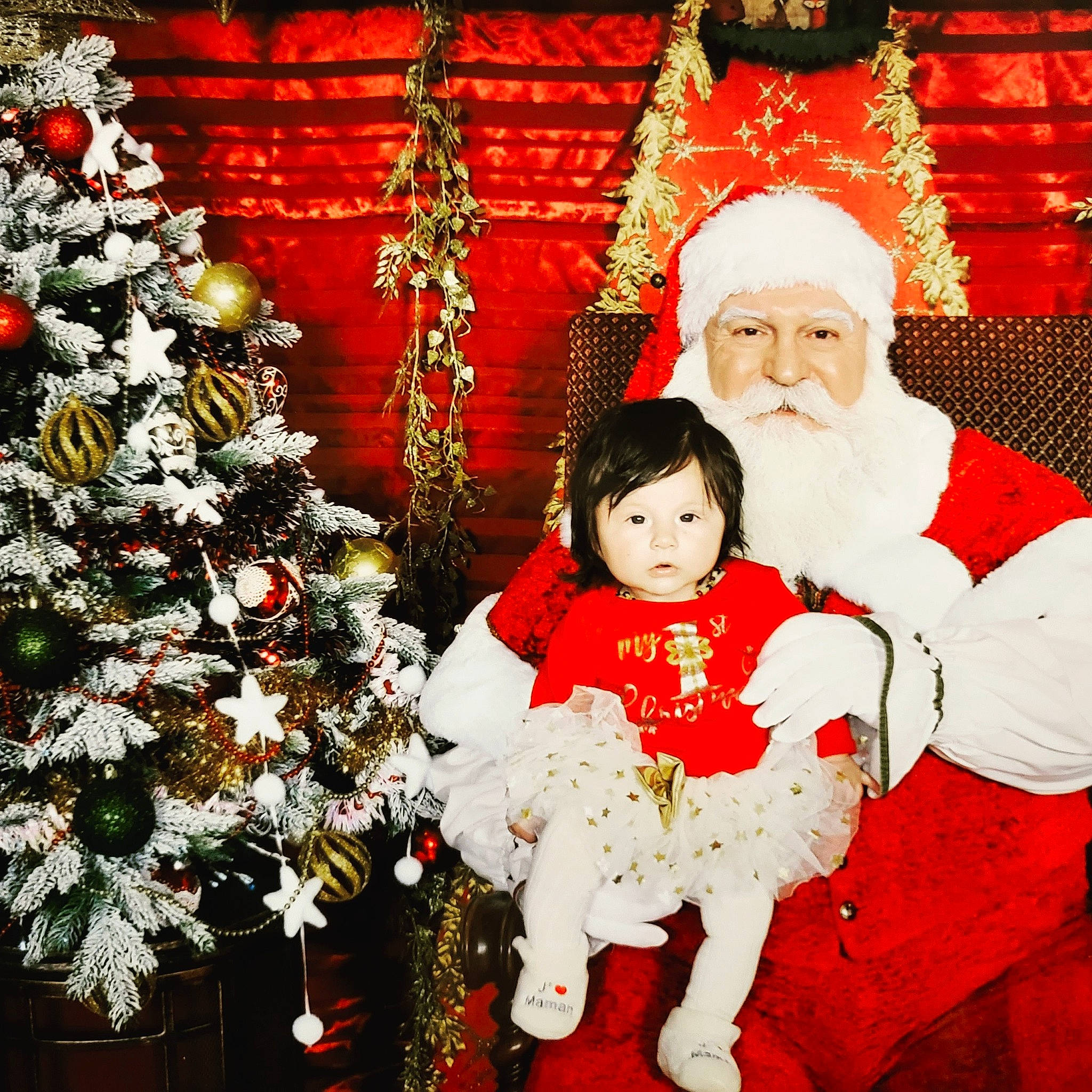 Lucia a rejoint le concours — aidez-le/la à gagner de superbes lots ! beard, christmas, christmas_decoration, christmas_ornament, christmas_tree, event, happy, hat, holiday, holiday_ornament, human_body, lap, ornament, people, person, photograph, red, santa_claus, standing, white